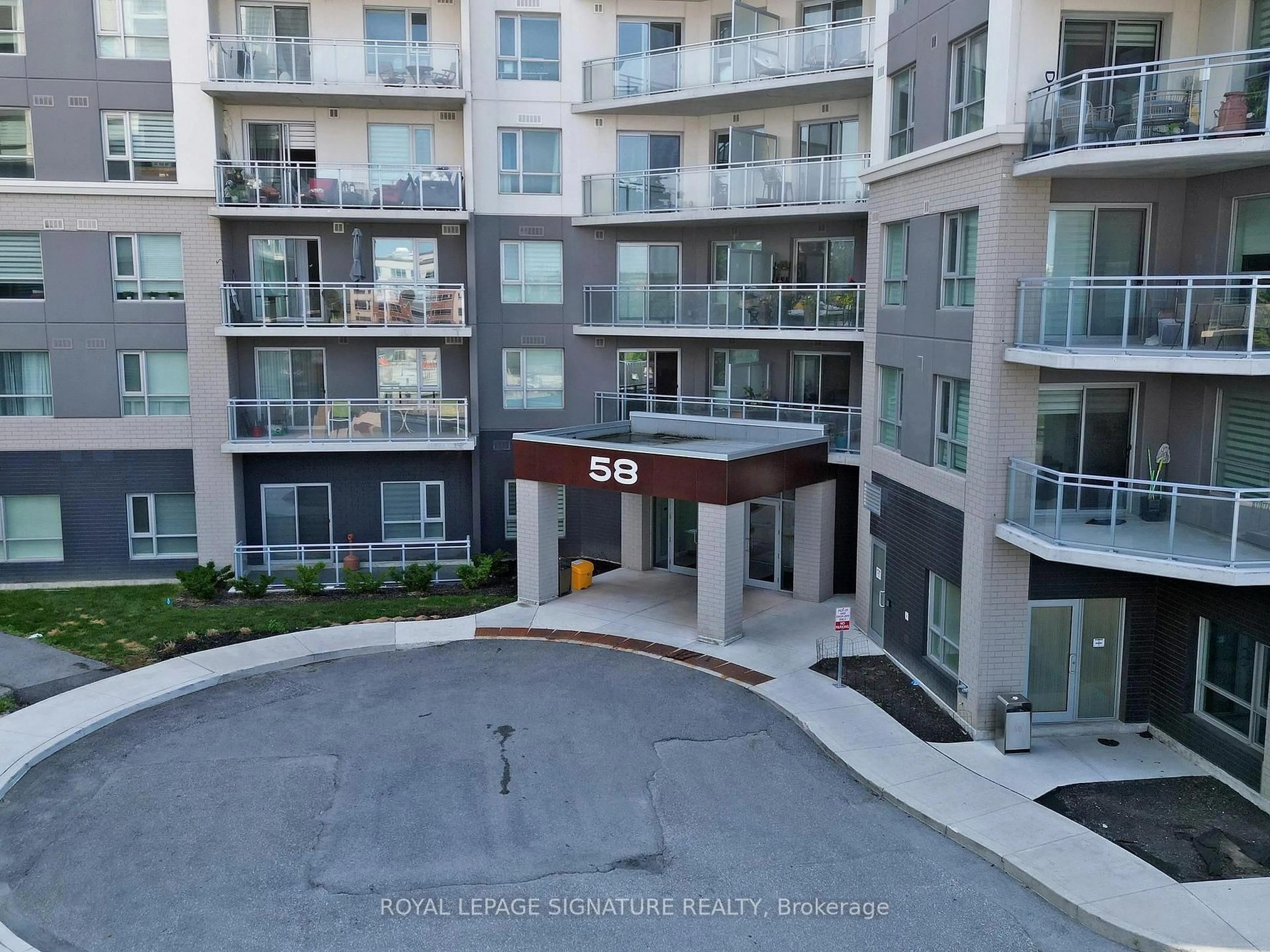 A pic from outside/outdoor area/front of a property/back of a property/a pic from drone, city buildings view from balcony for 58 Lakeside Terr #703, Barrie Ontario L0K 1S0
