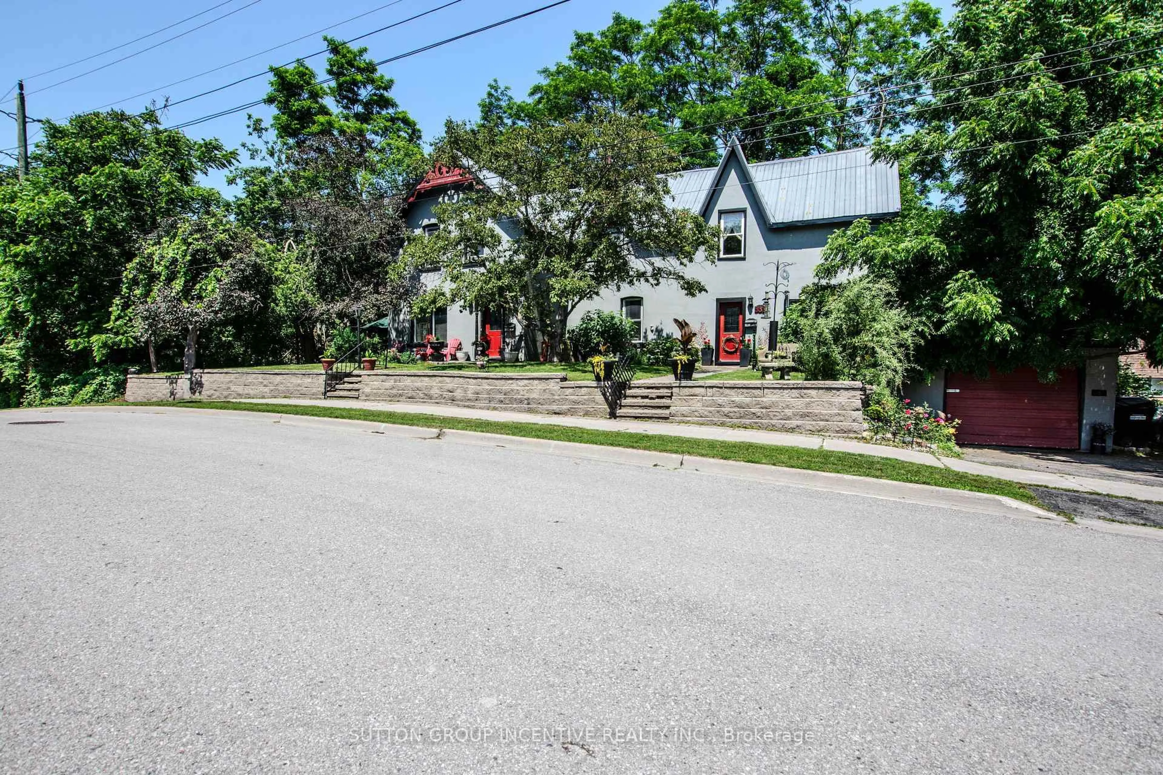 Patio, street for 338 Gloucester St, Midland Ontario L4R 1J1
