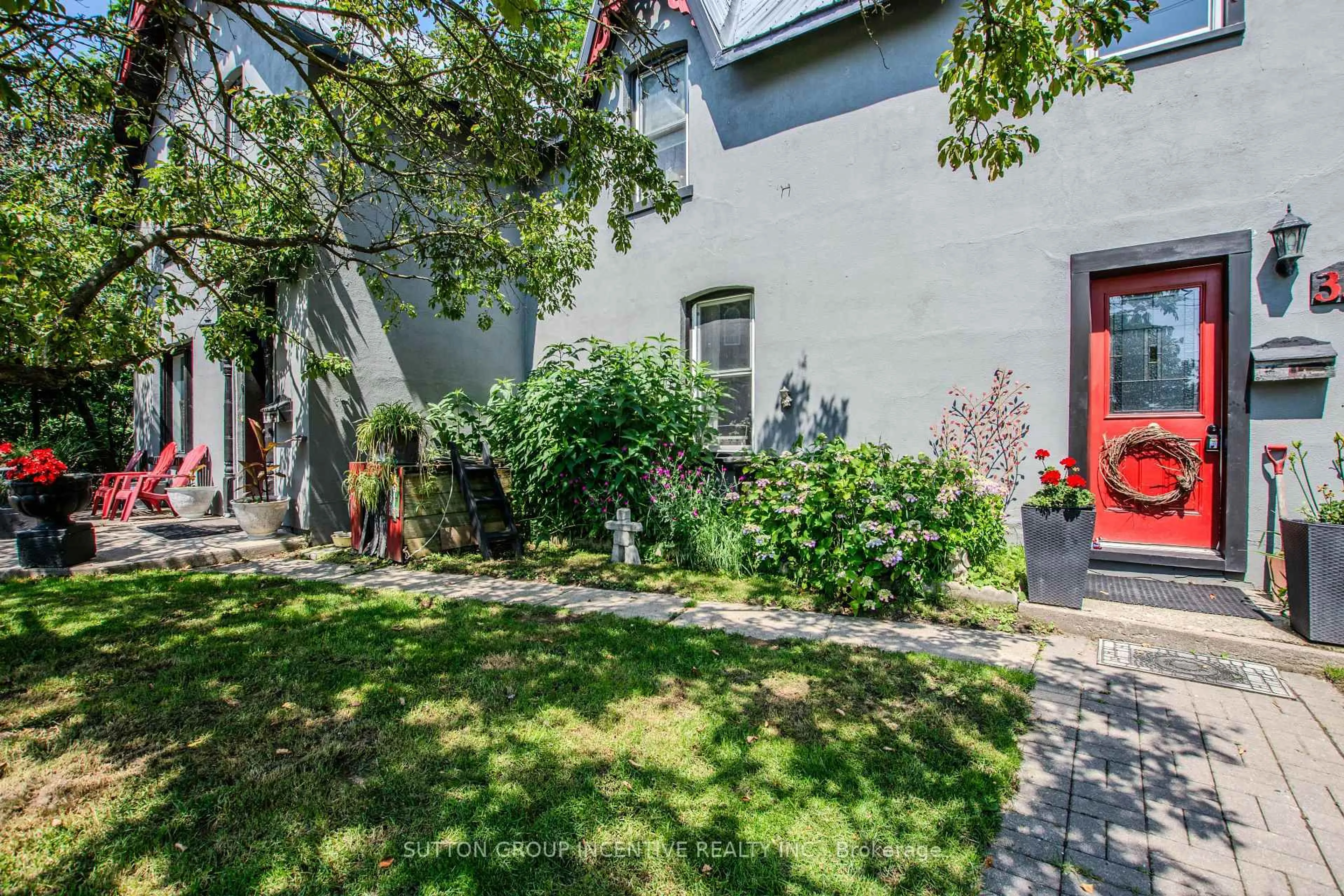 Patio, street for 338 Gloucester St, Midland Ontario L4R 1J1