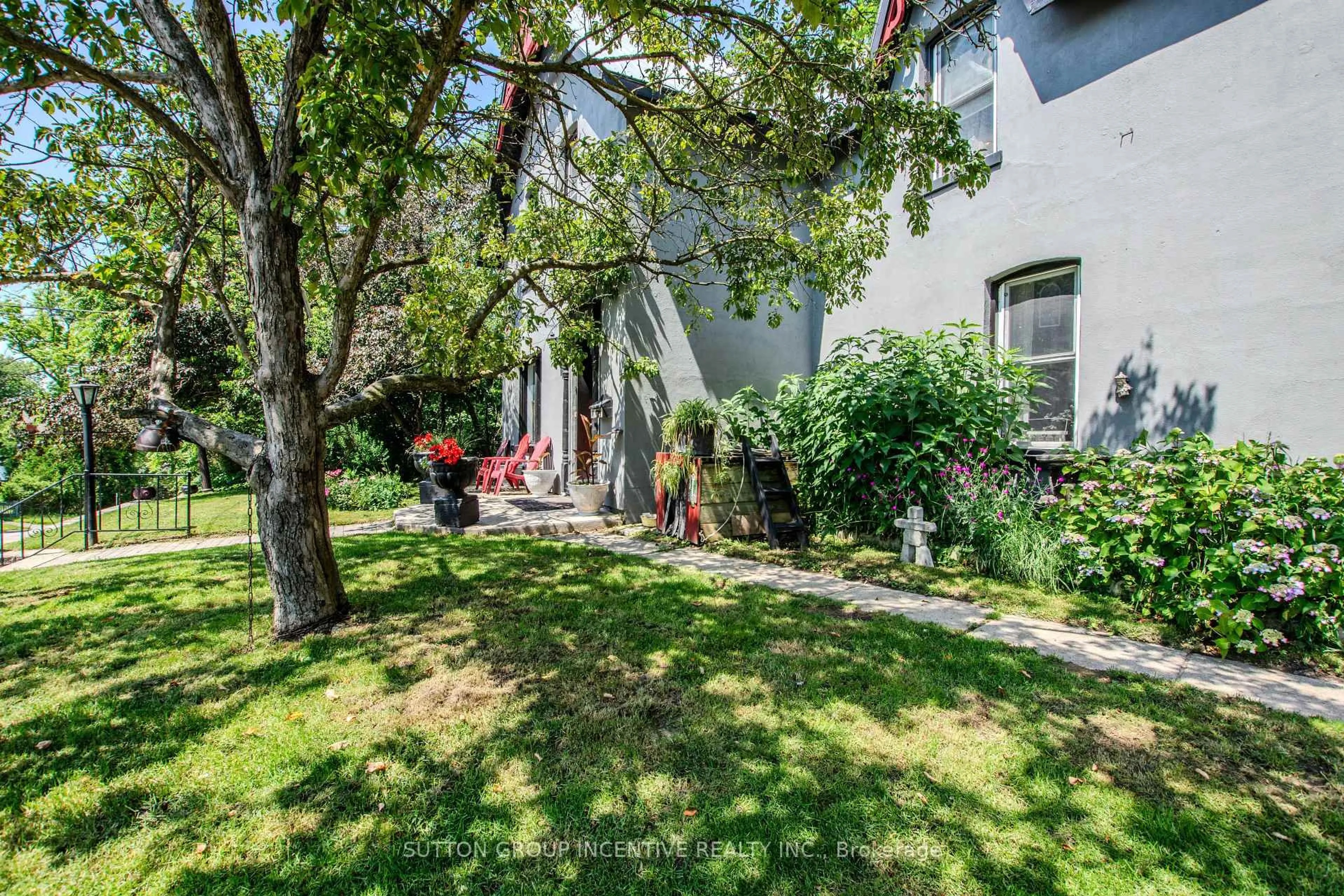 Patio, street for 338 Gloucester St, Midland Ontario L4R 1J1
