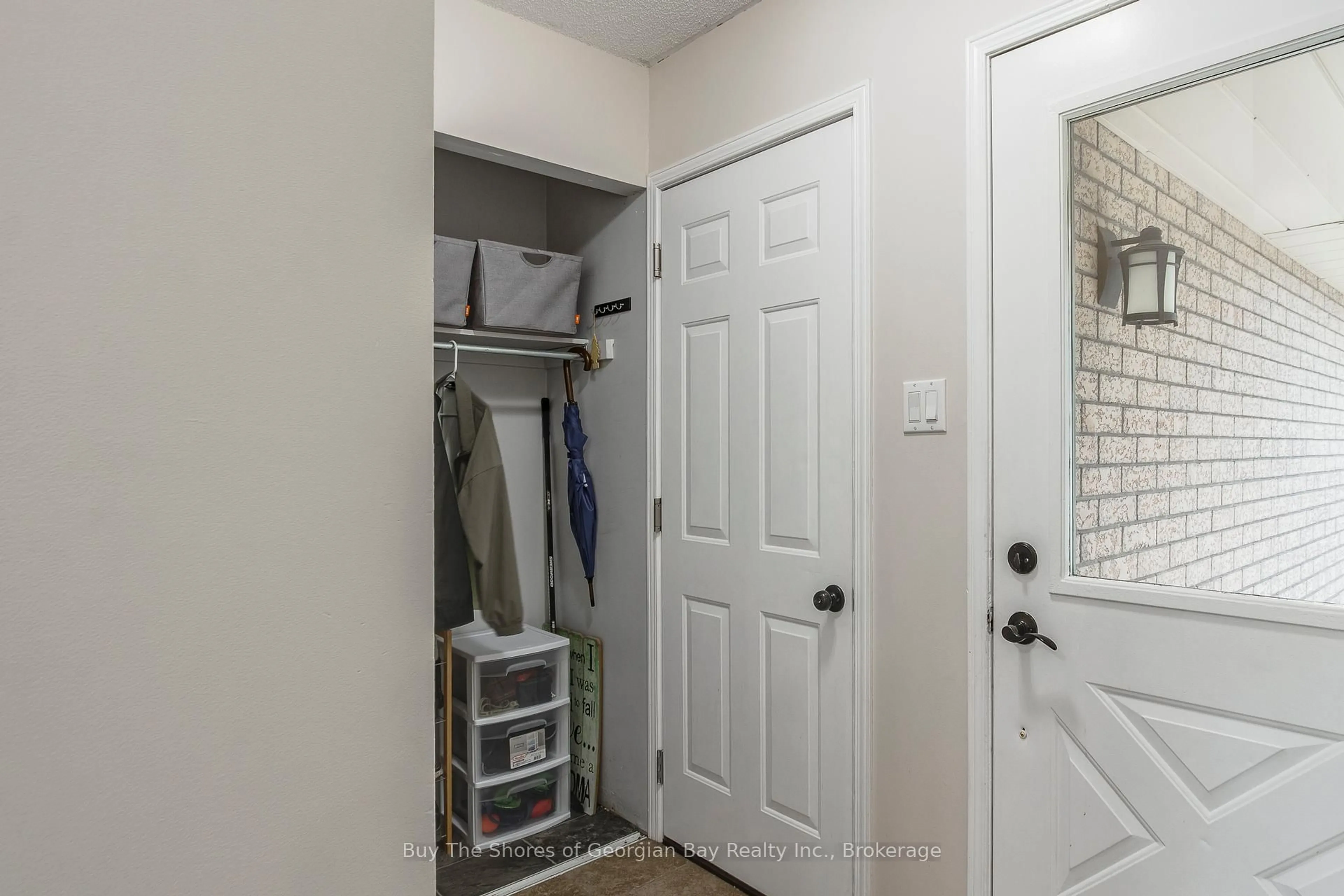 Indoor entryway for 96 Barre Dr, Barrie Ontario L4N 7P1