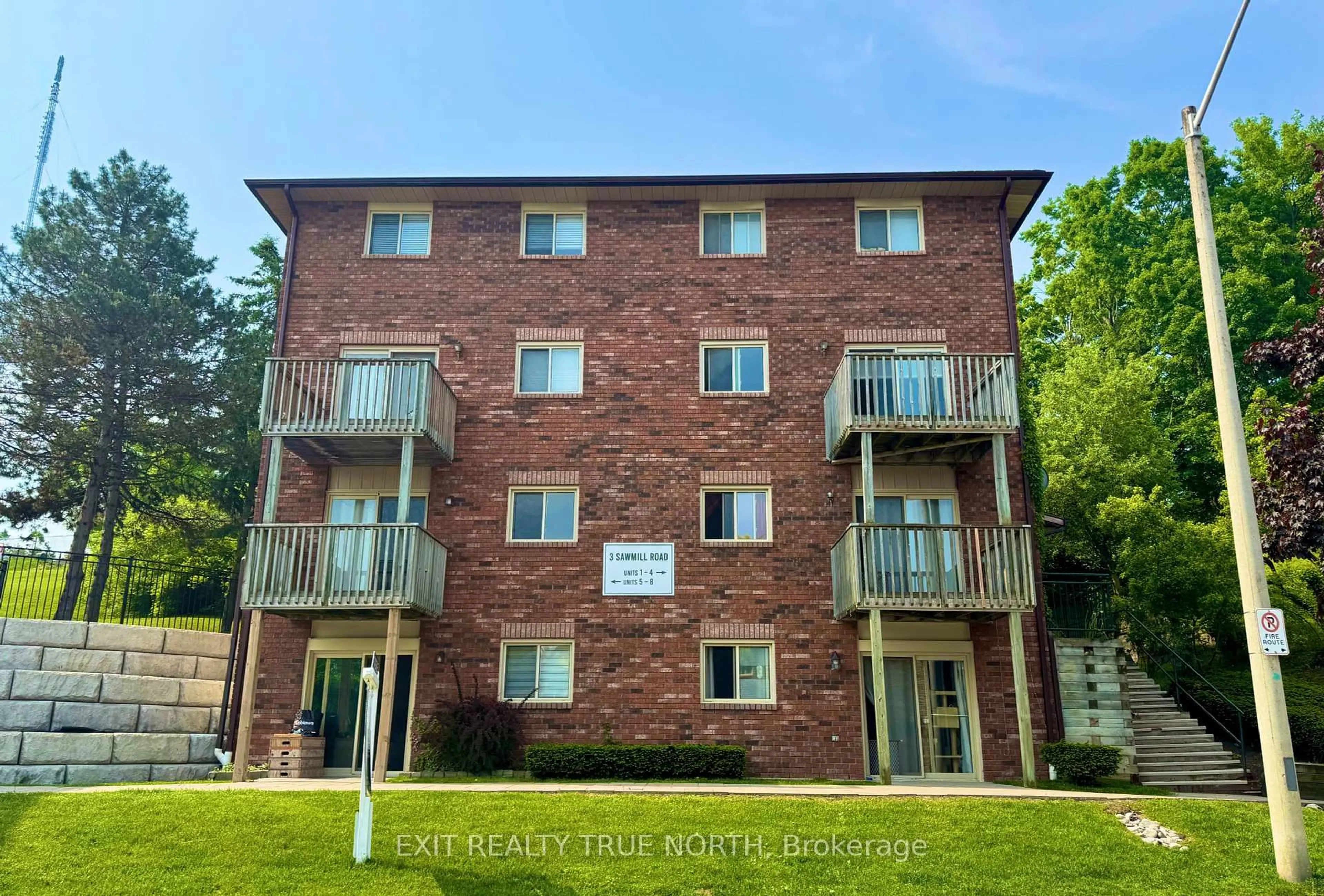A pic from outside/outdoor area/front of a property/back of a property/a pic from drone, building for 3 Sawmill Rd #7, Barrie Ontario L4N 6X3