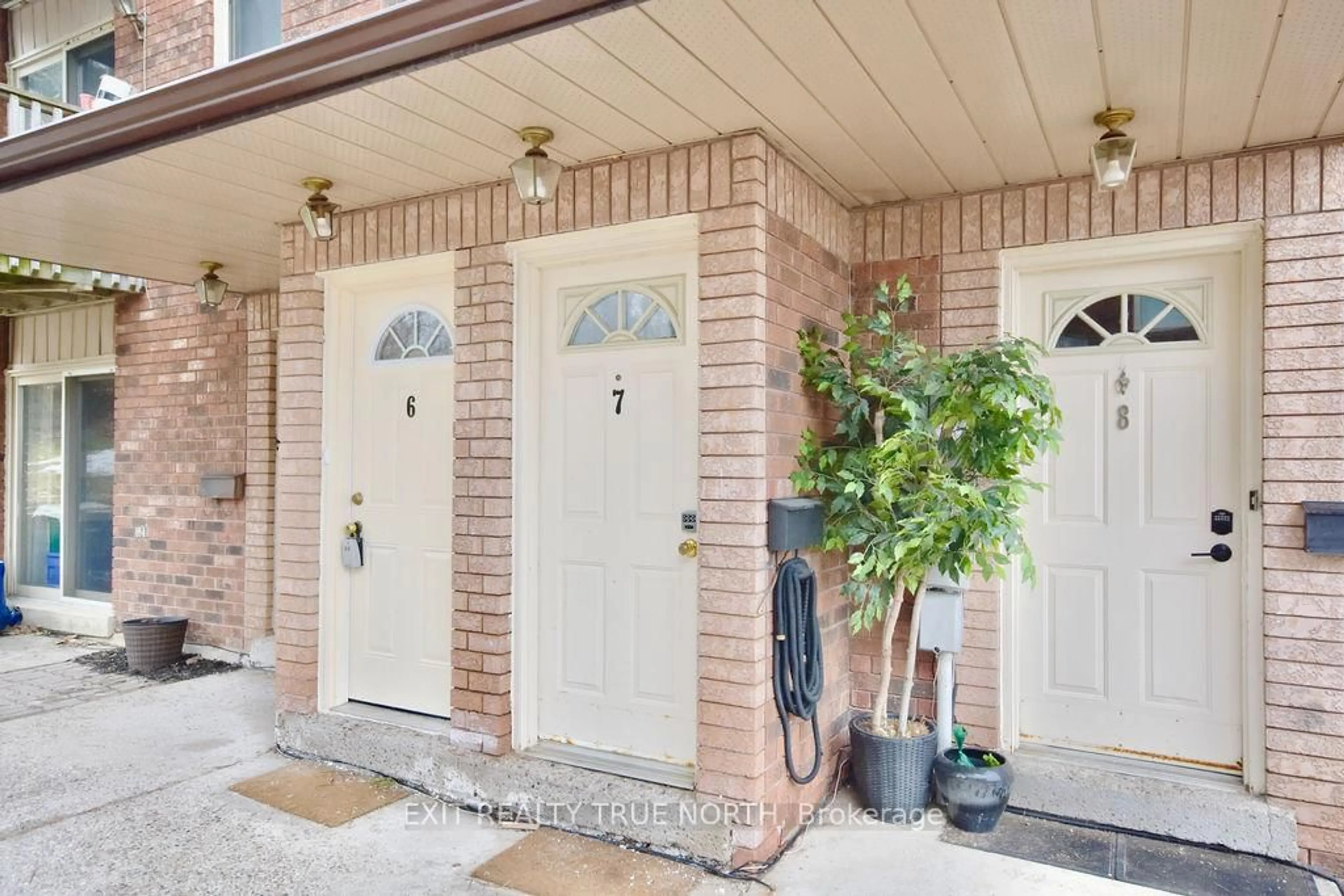 Indoor entryway for 3 Sawmill Rd #7, Barrie Ontario L4N 6X3