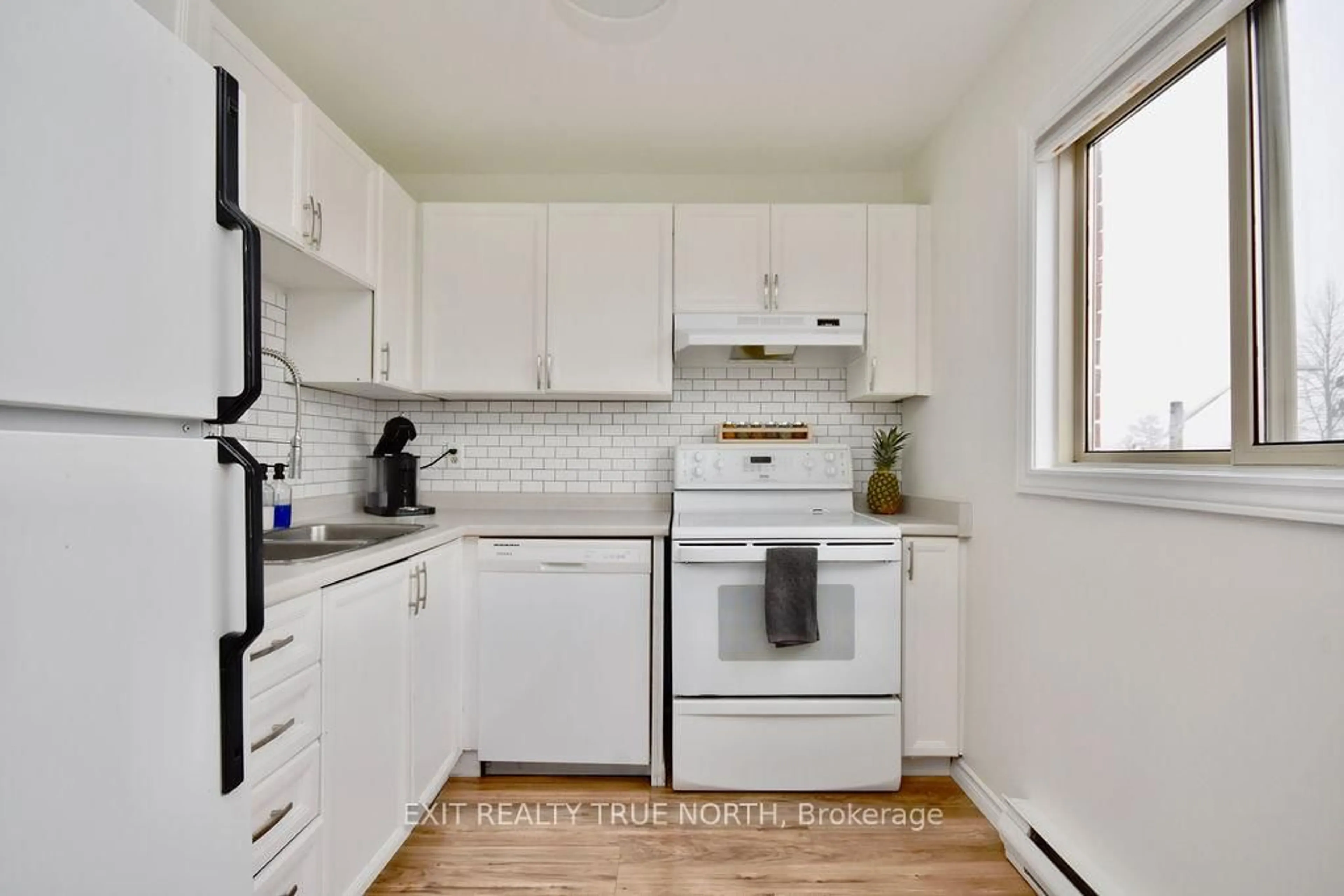 Standard kitchen, unknown for 3 Sawmill Rd #7, Barrie Ontario L4N 6X3