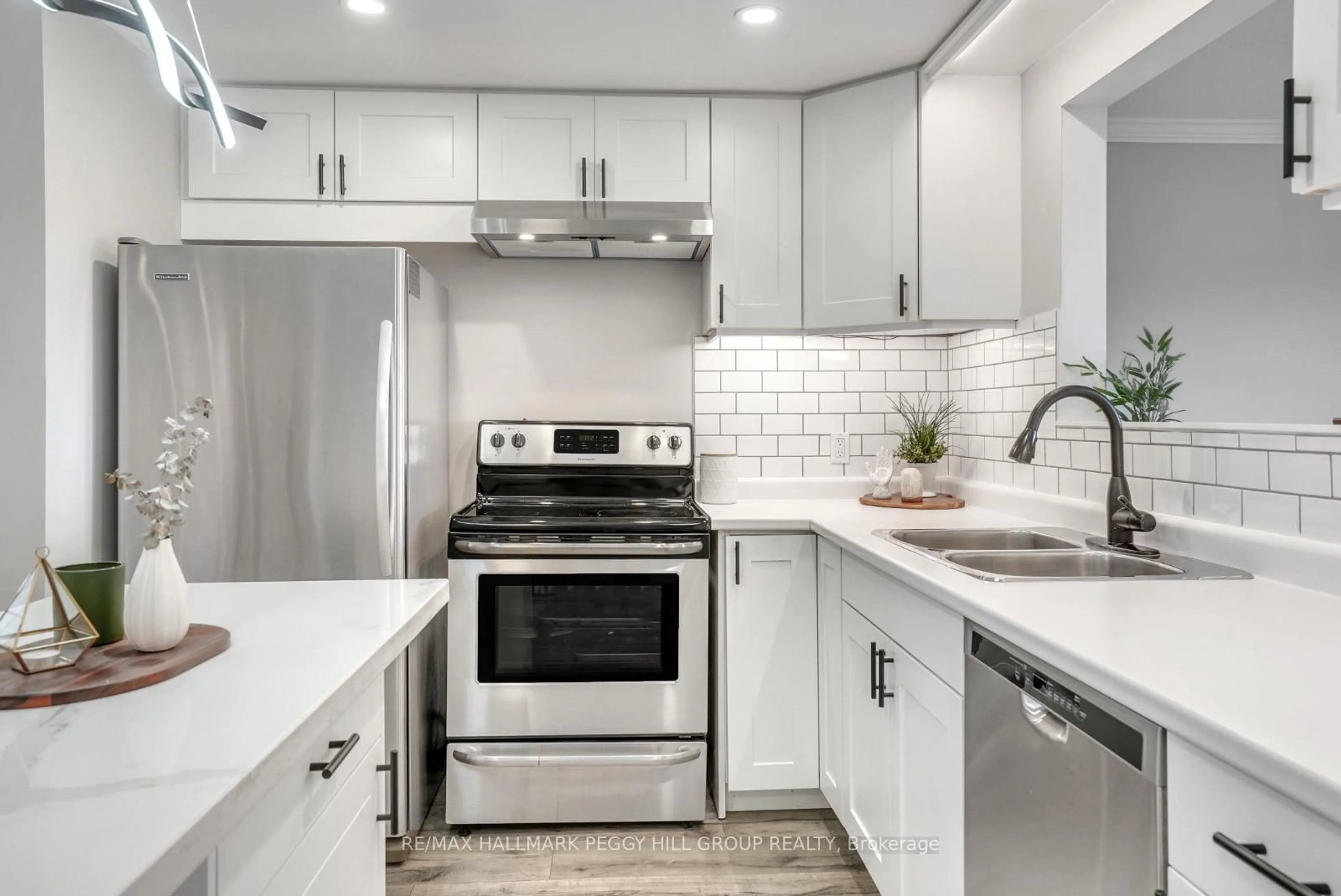 Contemporary kitchen, ceramic/tile floor for 75 High St, Collingwood Ontario L9Y 4V4