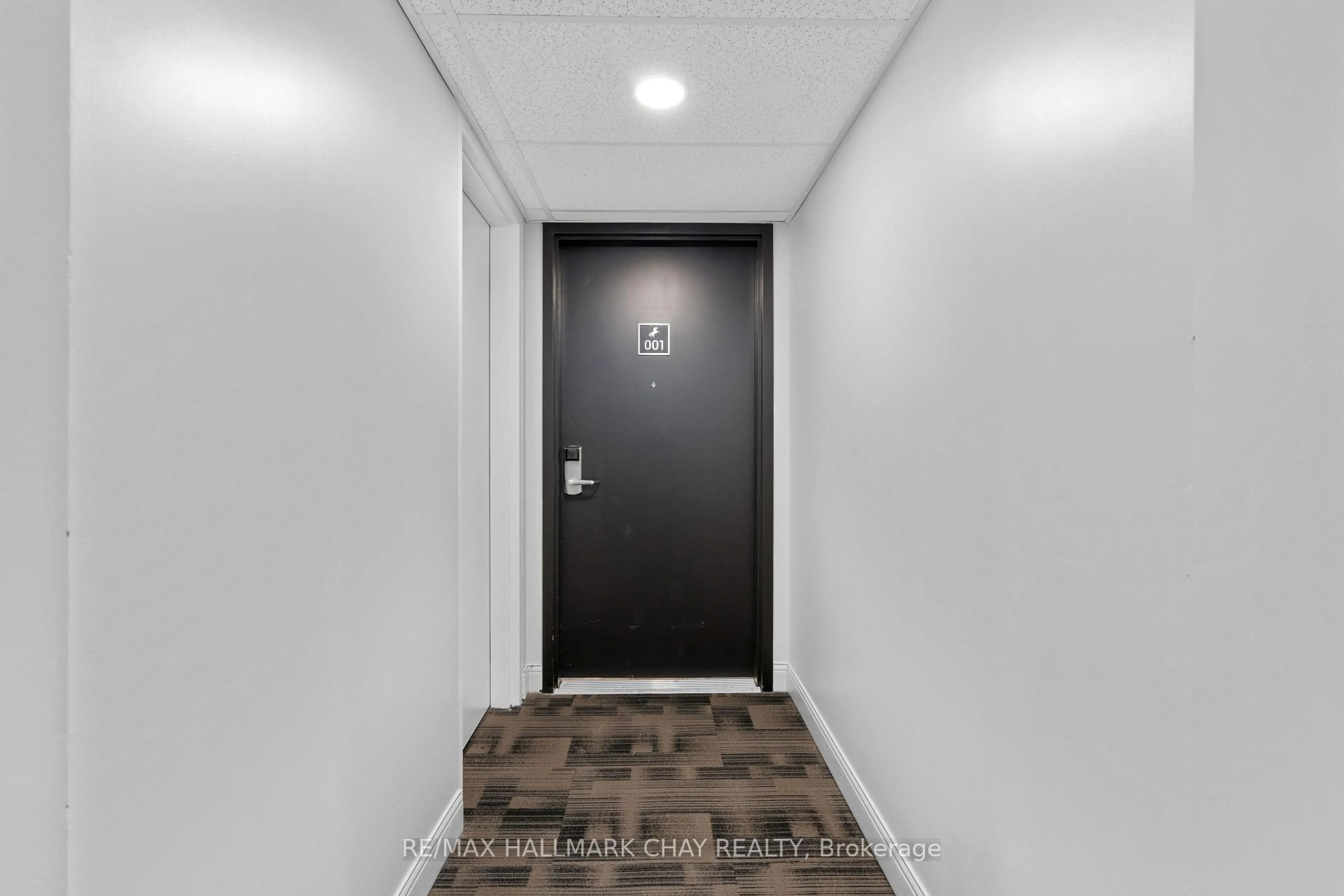 Indoor entryway for 80 Horseshoe Blvd ##G01, Oro-Medonte Ontario L4M 4Y8