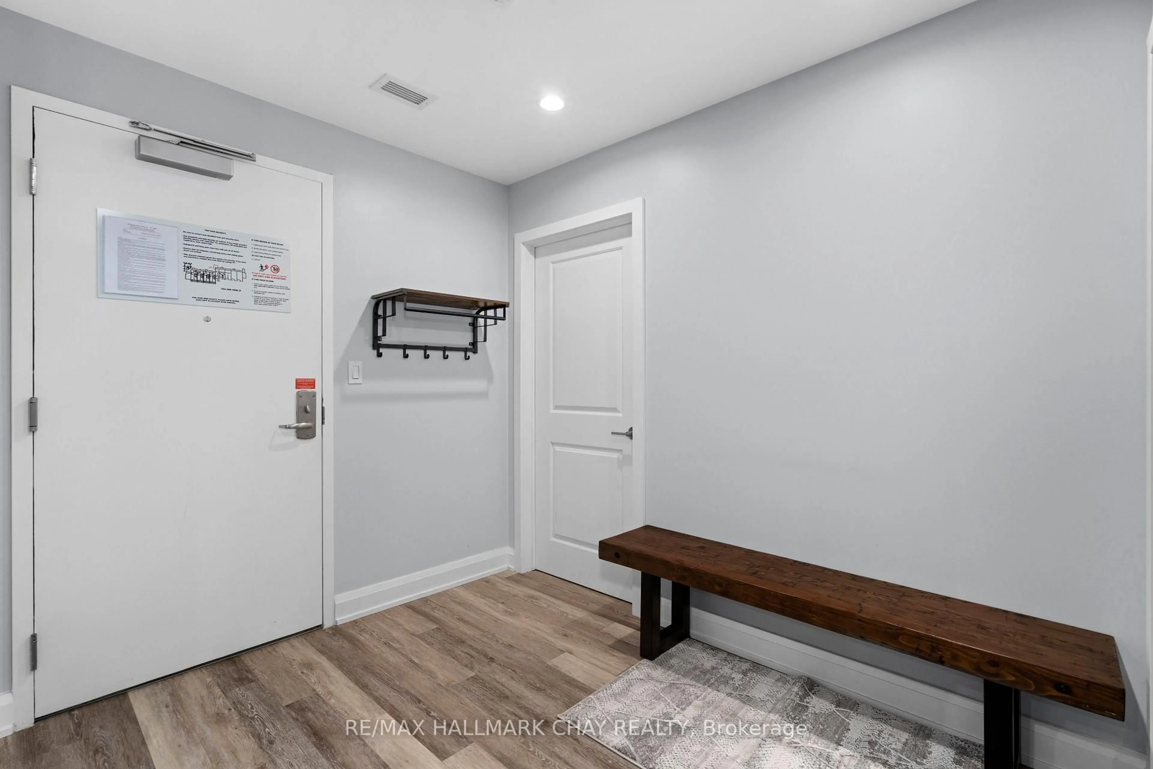 Indoor entryway for 80 Horseshoe Blvd ##G01, Oro-Medonte Ontario L4M 4Y8