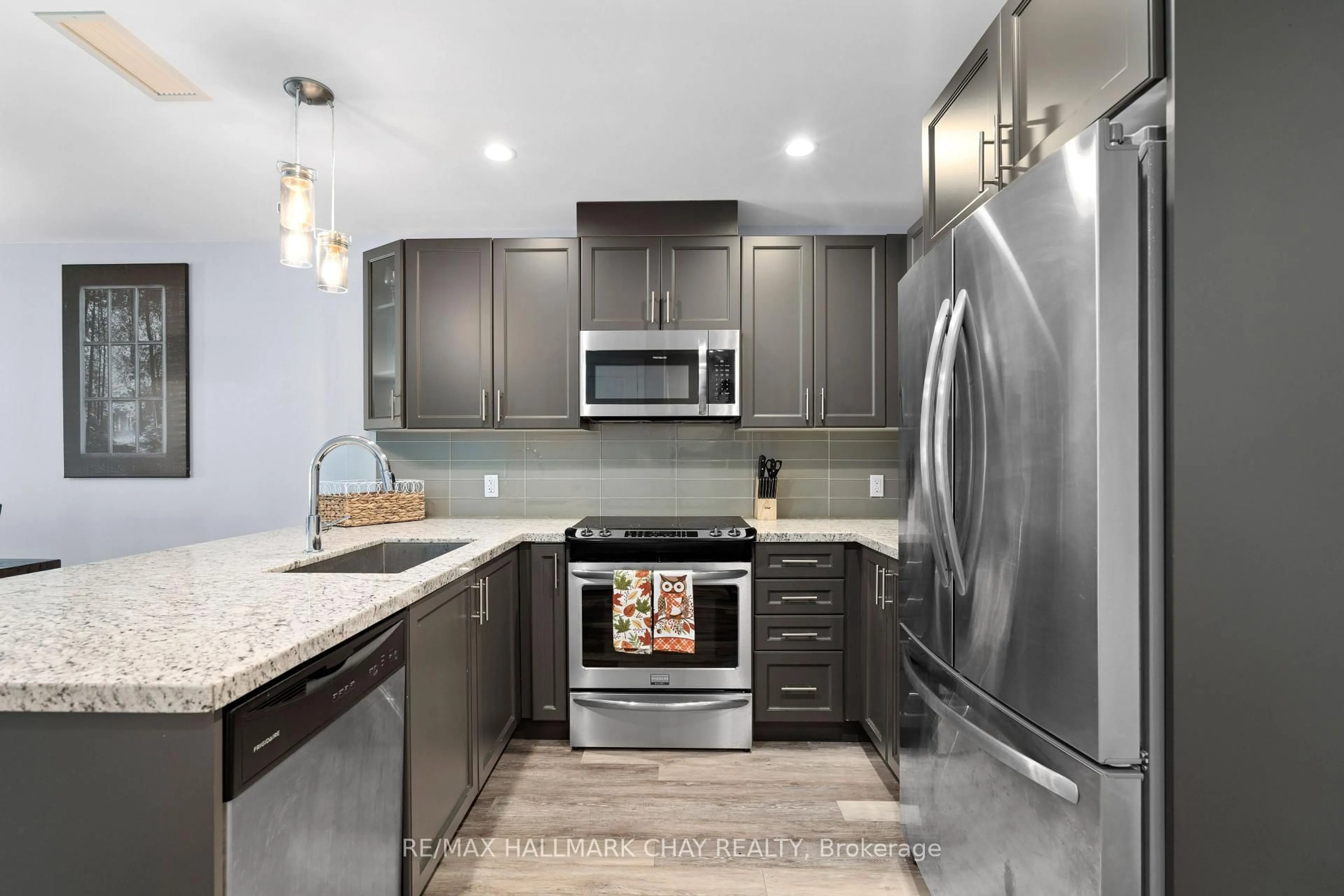 Contemporary kitchen, ceramic/tile floor for 80 Horseshoe Blvd ##G01, Oro-Medonte Ontario L4M 4Y8