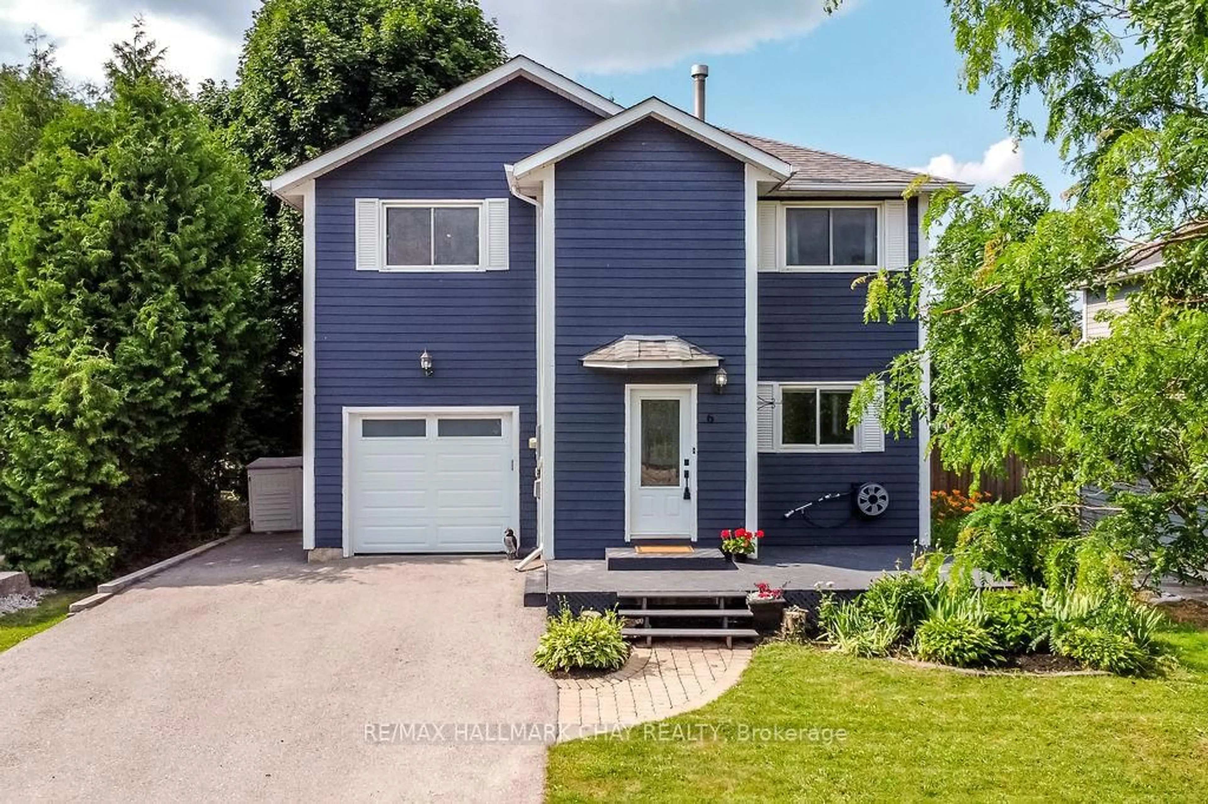 Home with vinyl exterior material, street for 6 James St, Barrie Ontario L4N 6M4