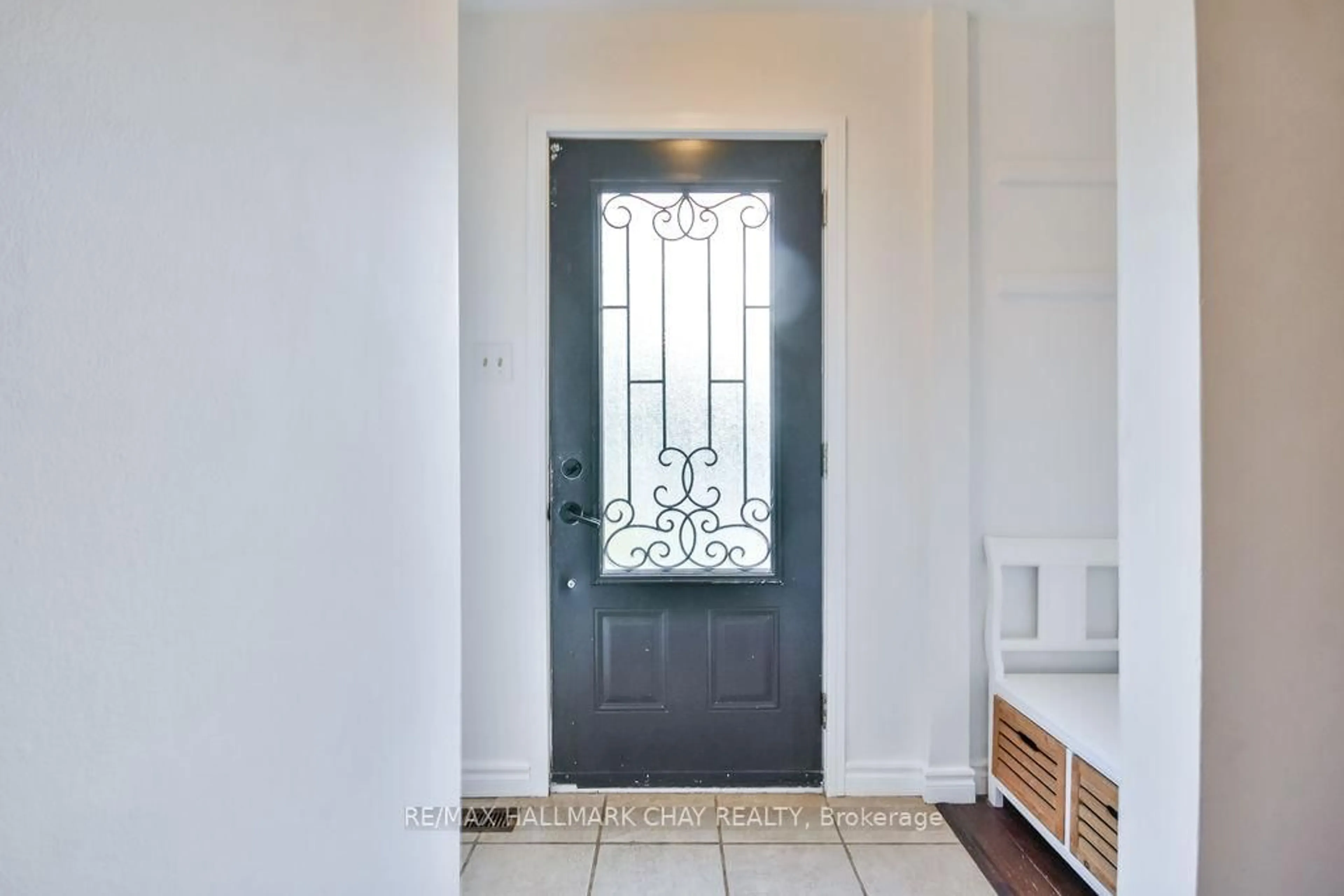 Indoor entryway for 6 James St, Barrie Ontario L4N 6M4