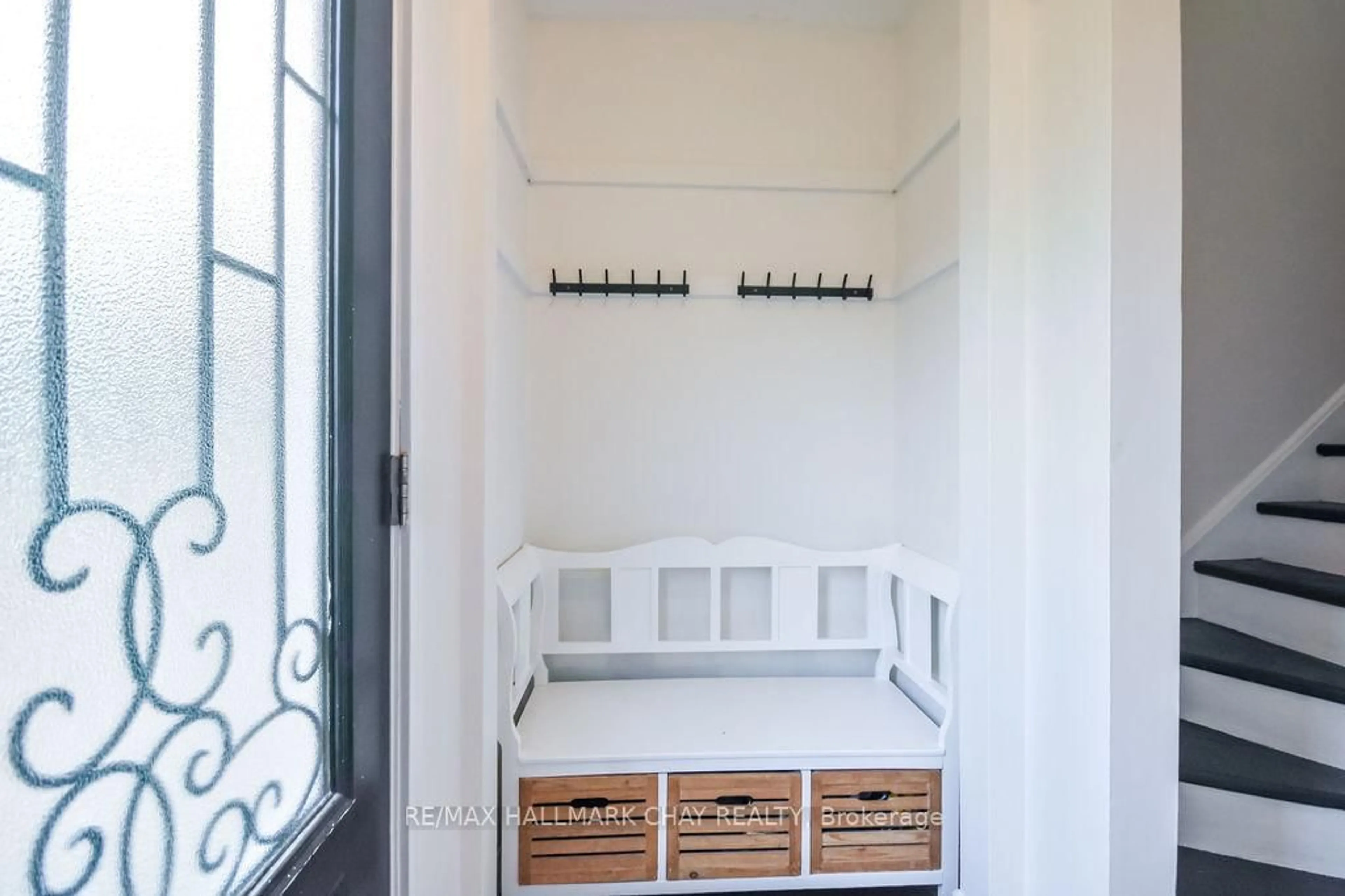 Indoor entryway for 6 James St, Barrie Ontario L4N 6M4