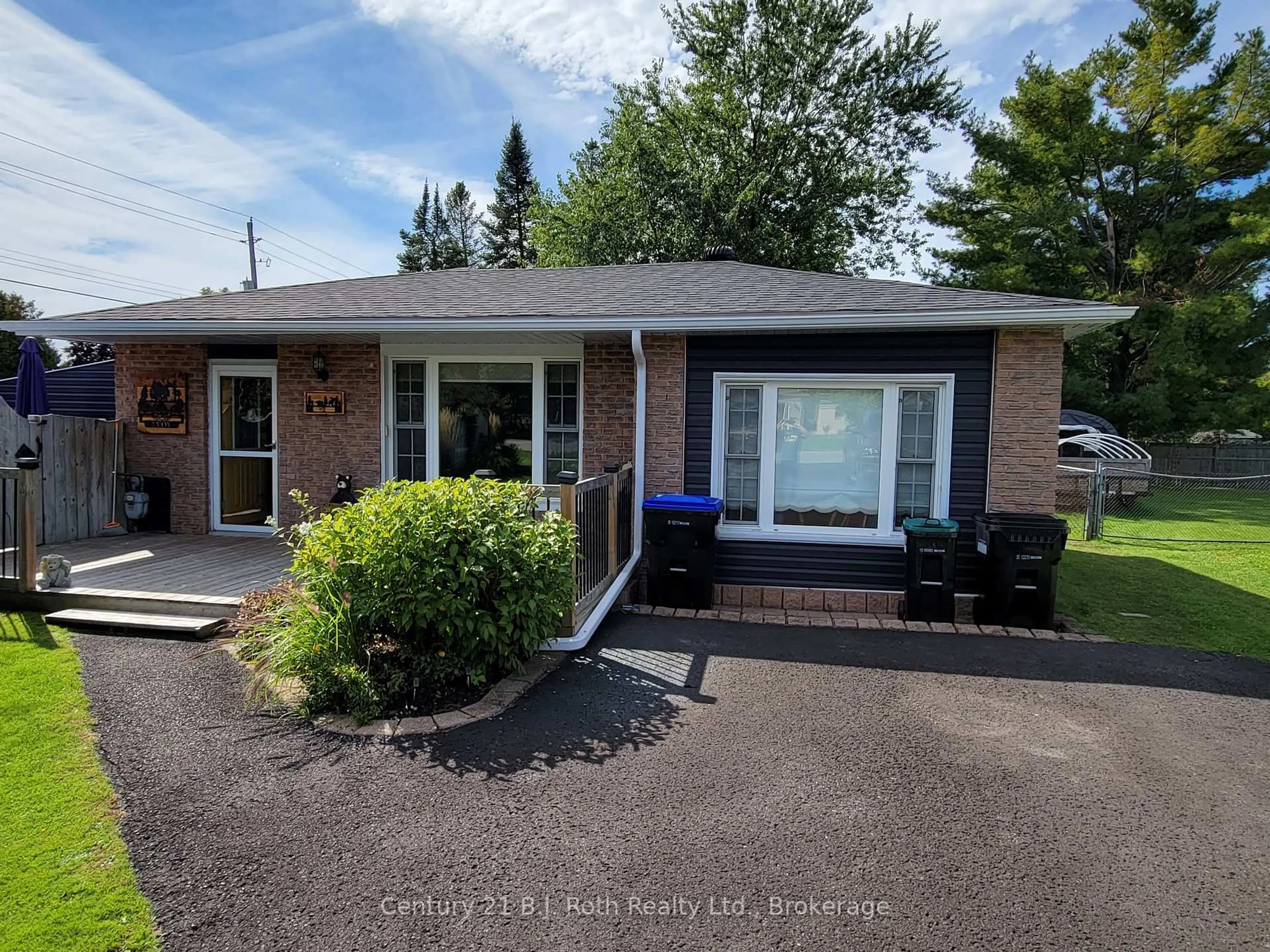 A pic from outside/outdoor area/front of a property/back of a property/a pic from drone, unknown for 2 Lynn St, Tiny Ontario L0L 2J0