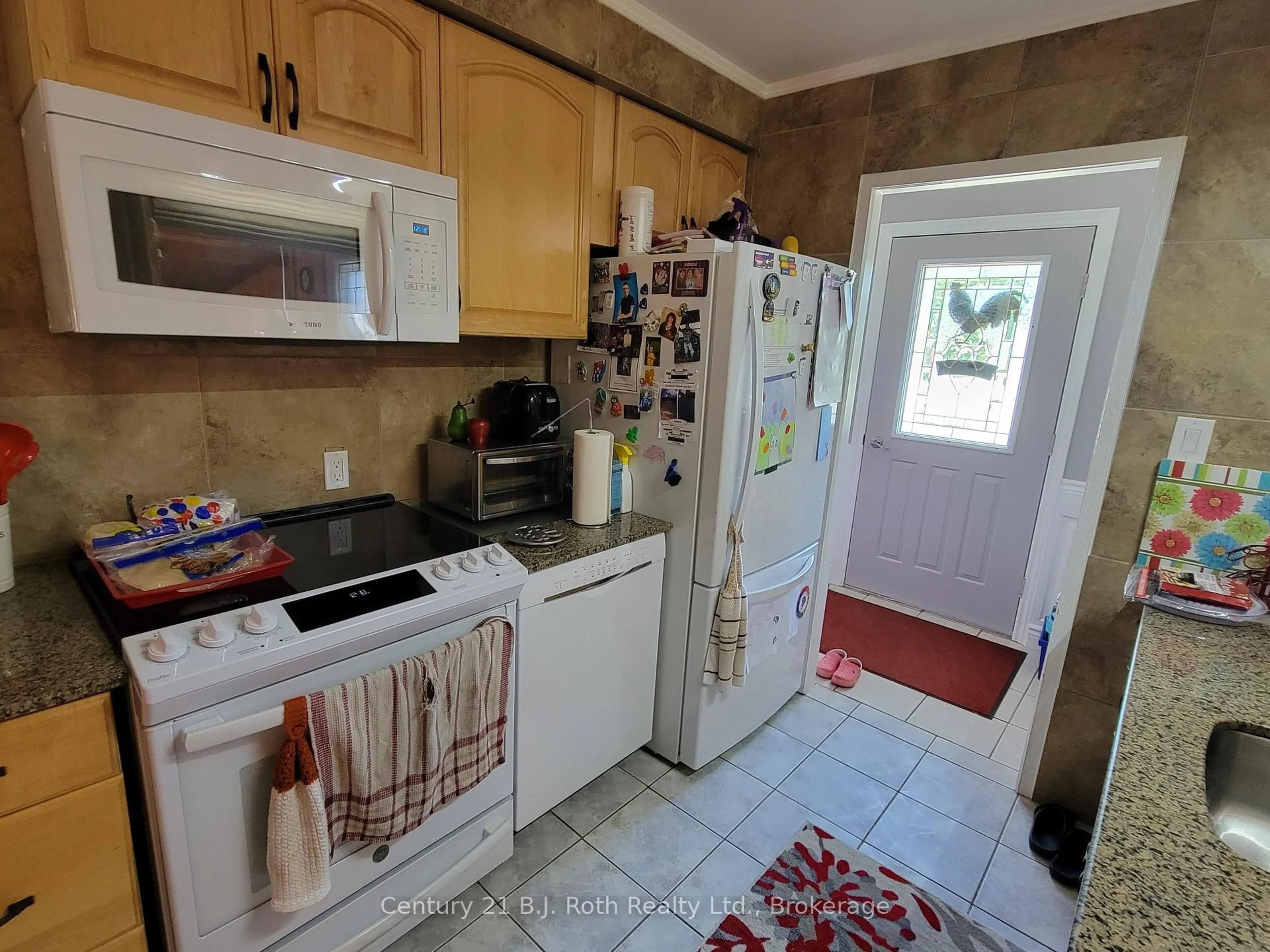 Standard kitchen, unknown for 2 Lynn St, Tiny Ontario L0L 2J0