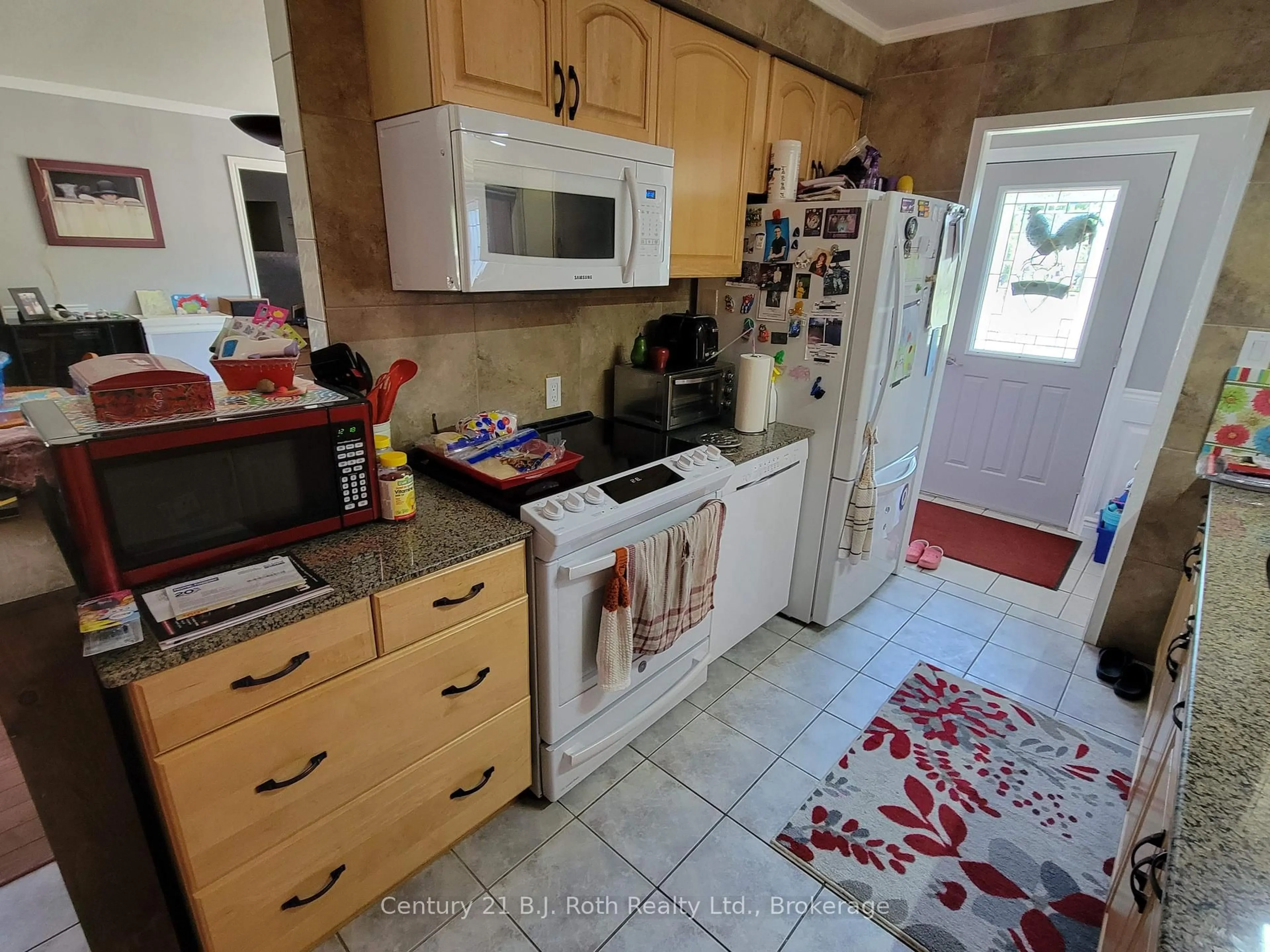 Standard kitchen, unknown for 2 Lynn St, Tiny Ontario L0L 2J0