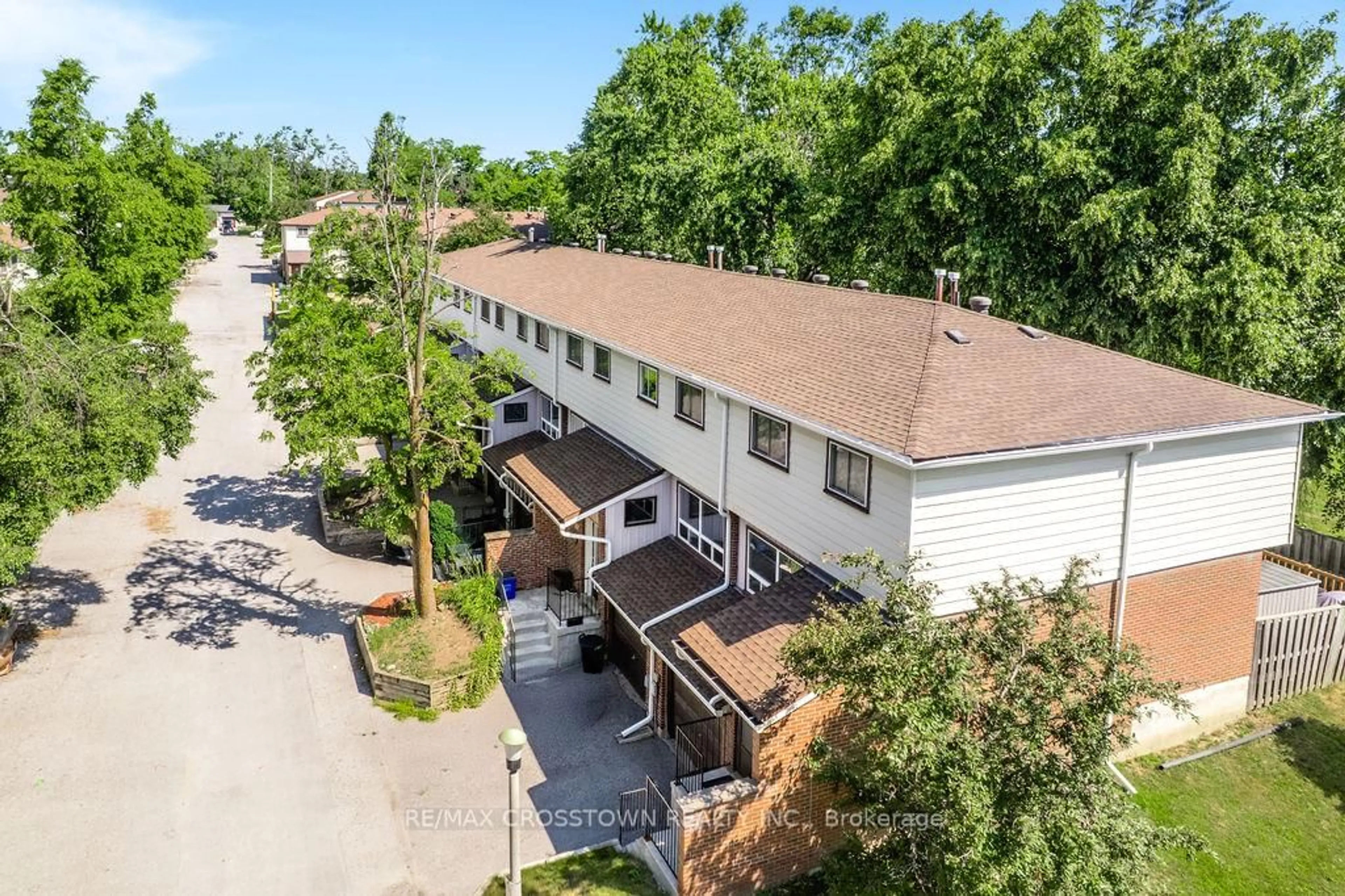 A pic from outside/outdoor area/front of a property/back of a property/a pic from drone, unknown for 63 Ferris Lane #J4, Barrie Ontario L4M 5C4