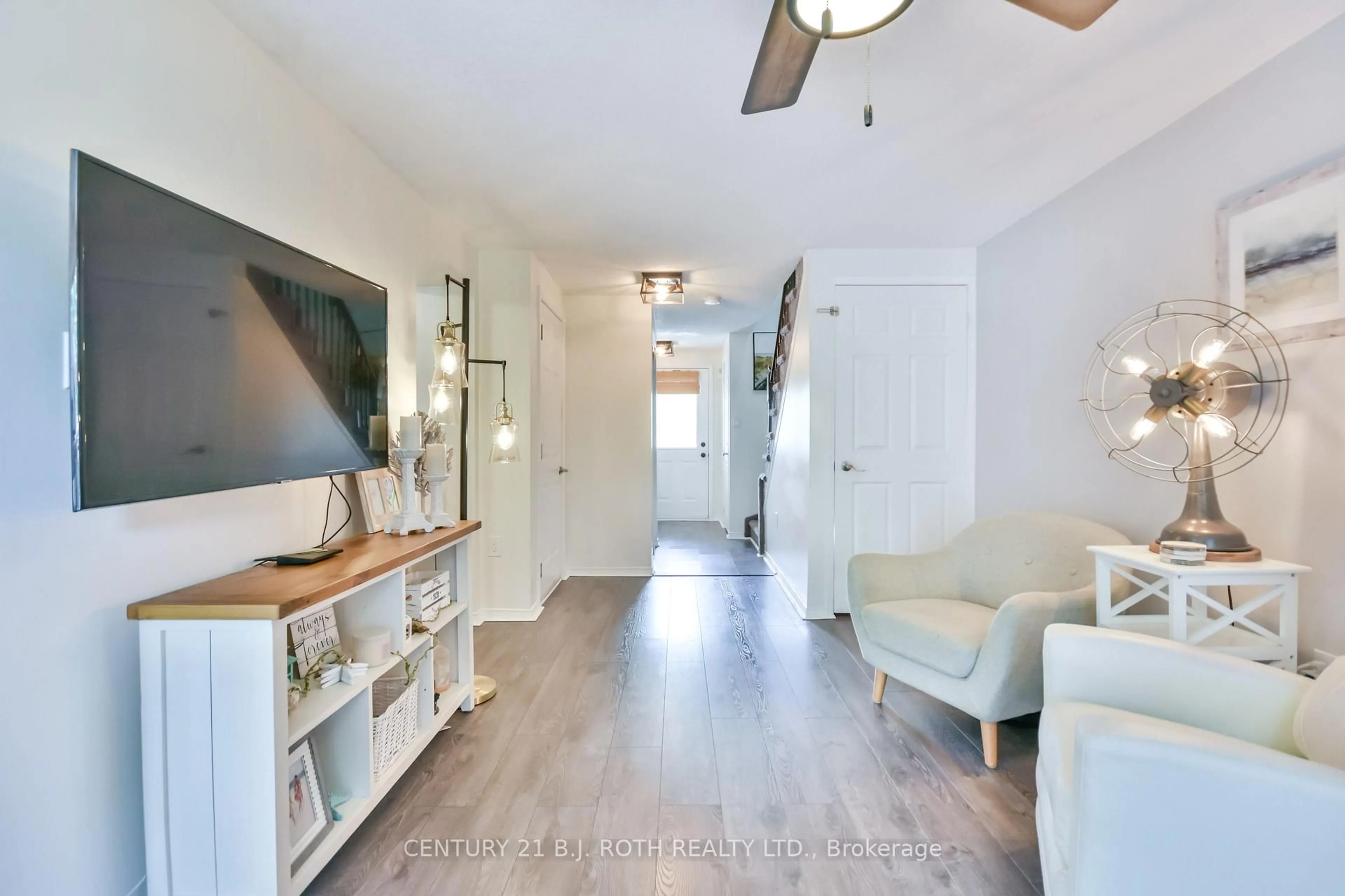 Indoor entryway for 453 Ferndale Dr, Barrie Ontario L4N 0M1