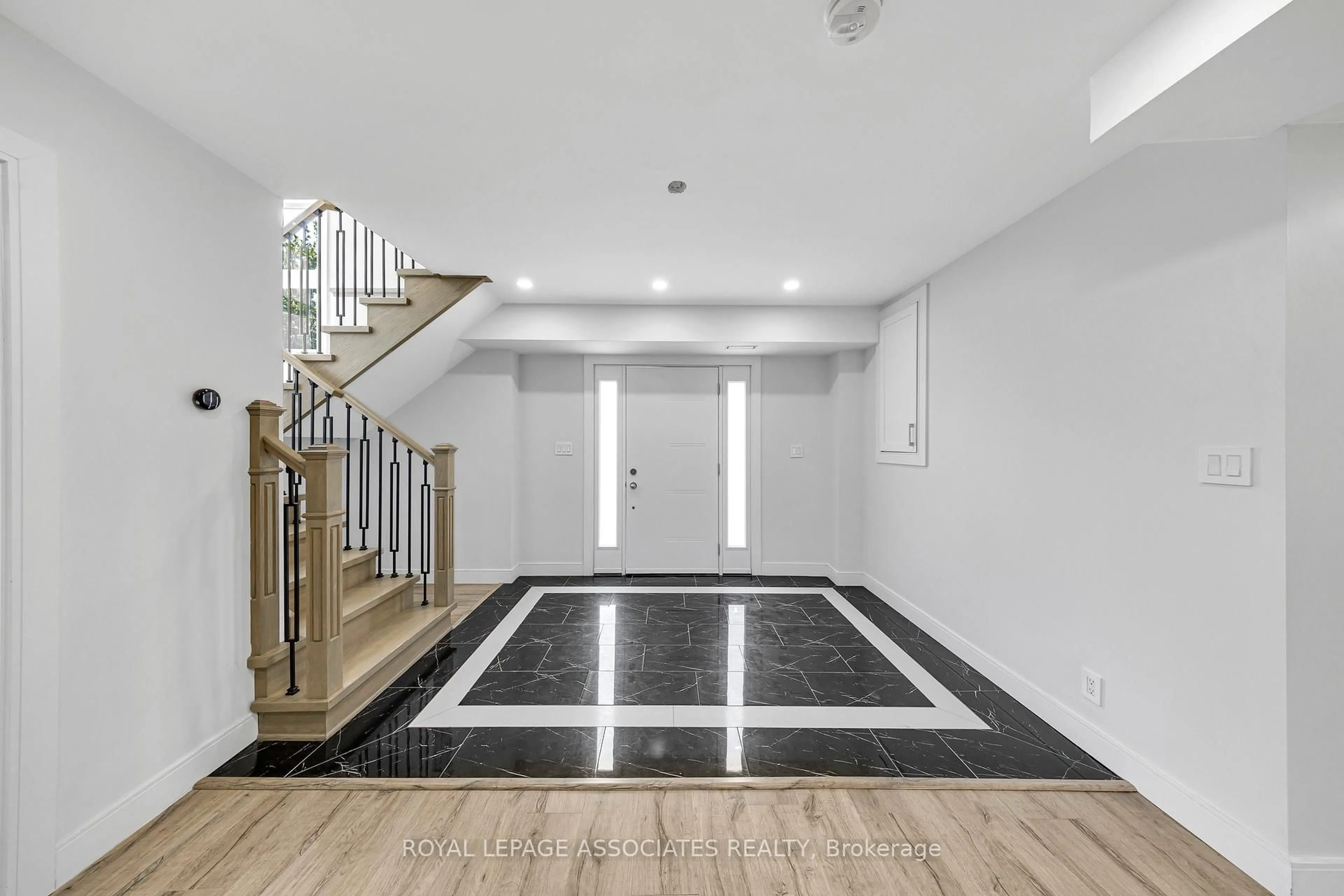 Indoor foyer for 57 Poplar Cres, Ramara Ontario L0K 1B0
