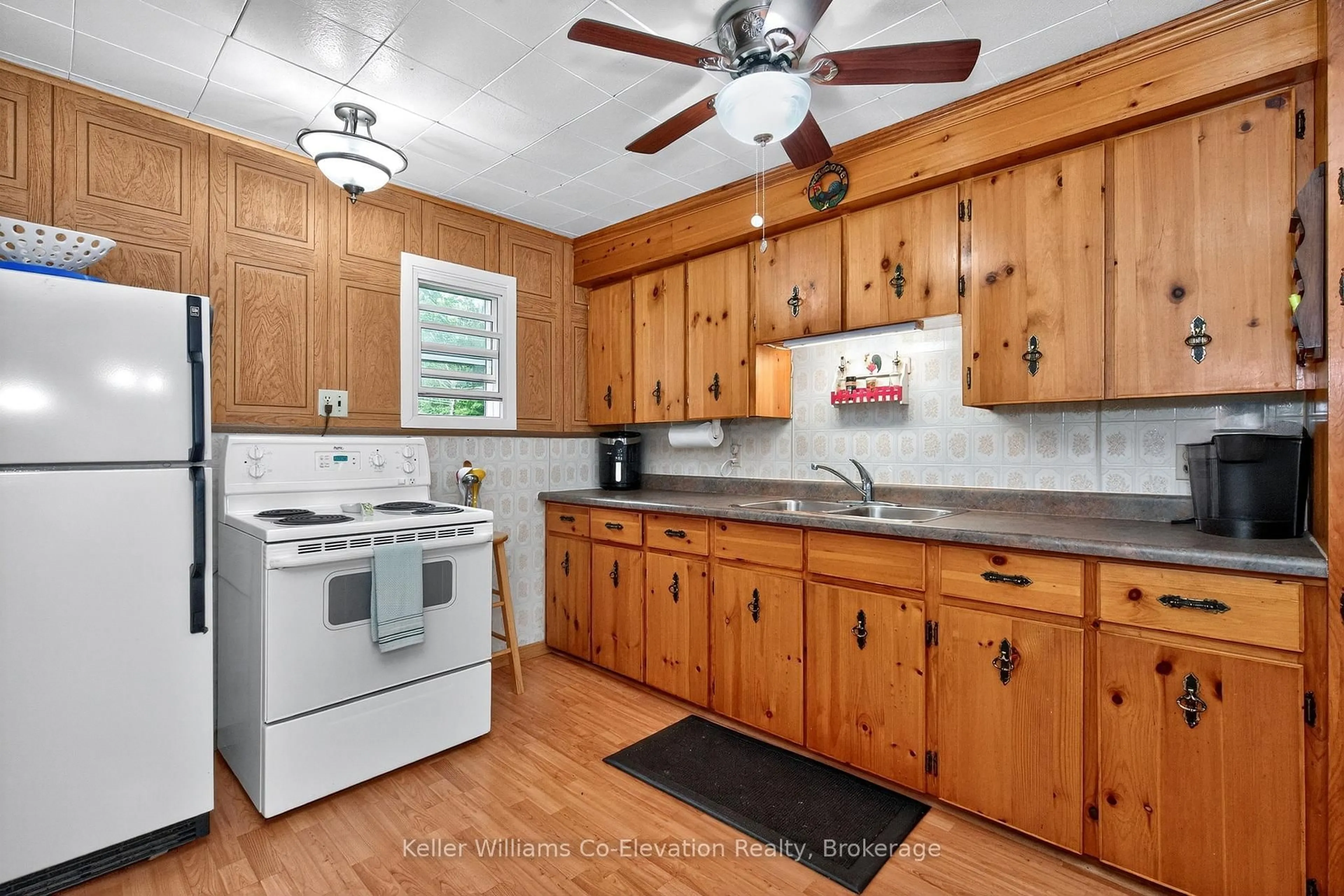 Standard kitchen, unknown for 29 Winterset Ave, Tiny Ontario L0L 2J0