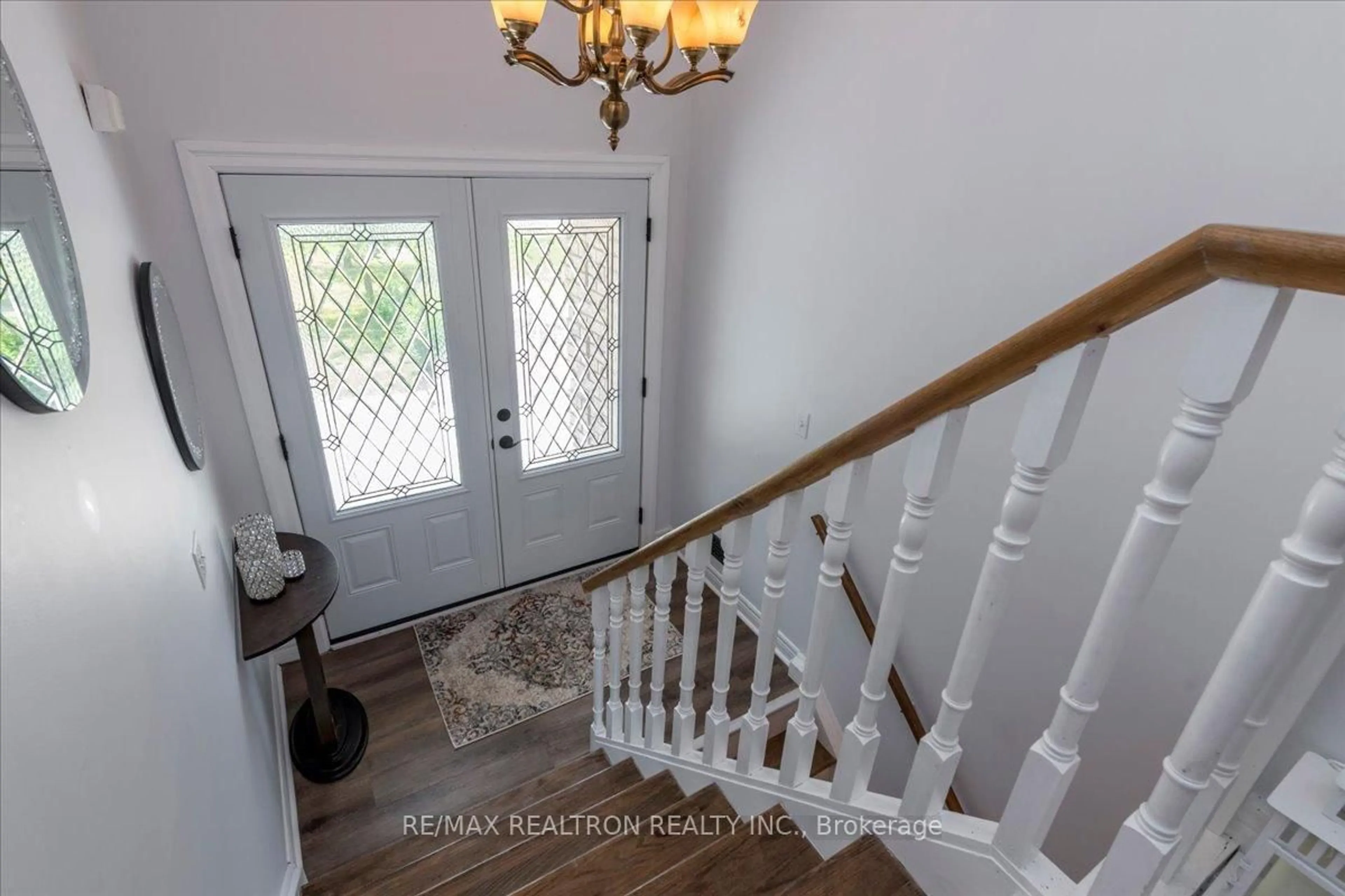 Indoor entryway for 3 51st St, Wasaga Beach Ontario L9Z 1X5