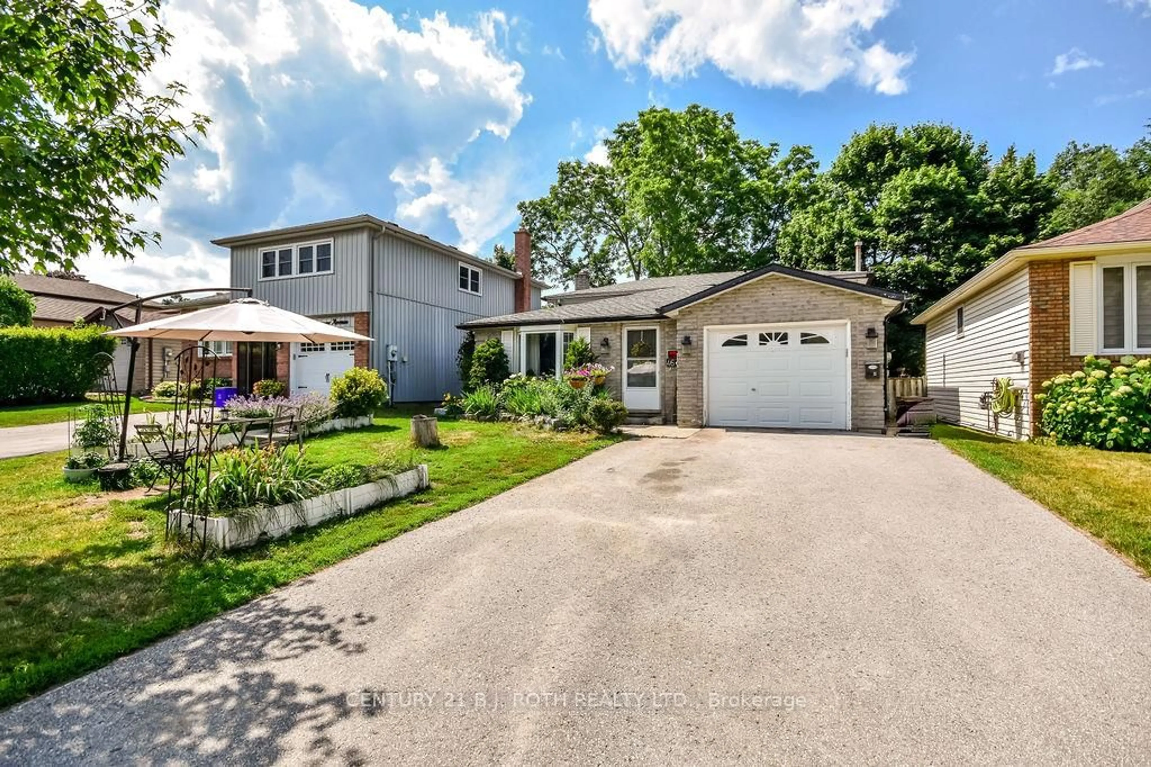 Home with vinyl exterior material, street for 46 Ridgeway Ave, Barrie Ontario L4N 5L2