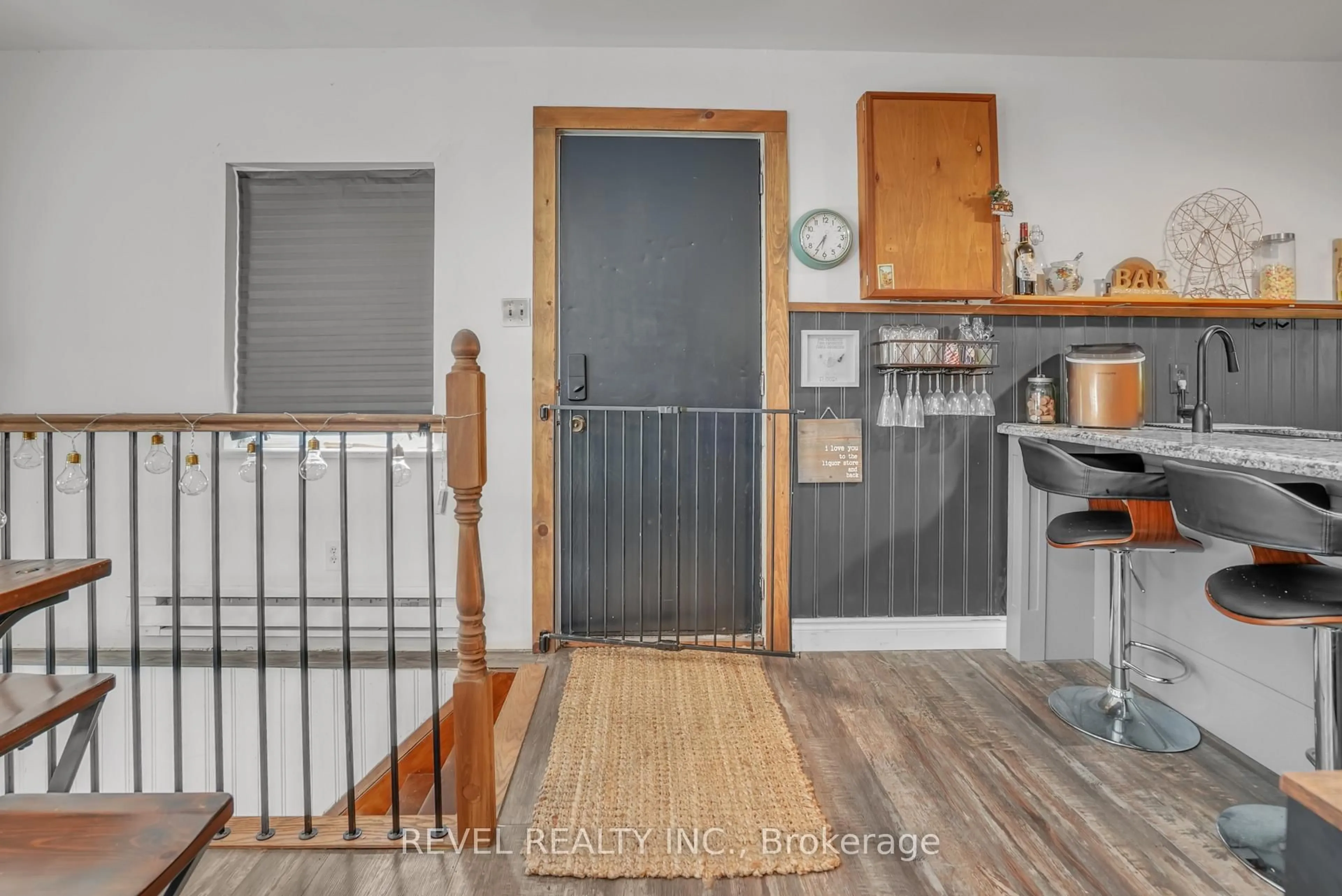 Indoor entryway for 43 Manitou Cres, Tiny Ontario L9M 0C6