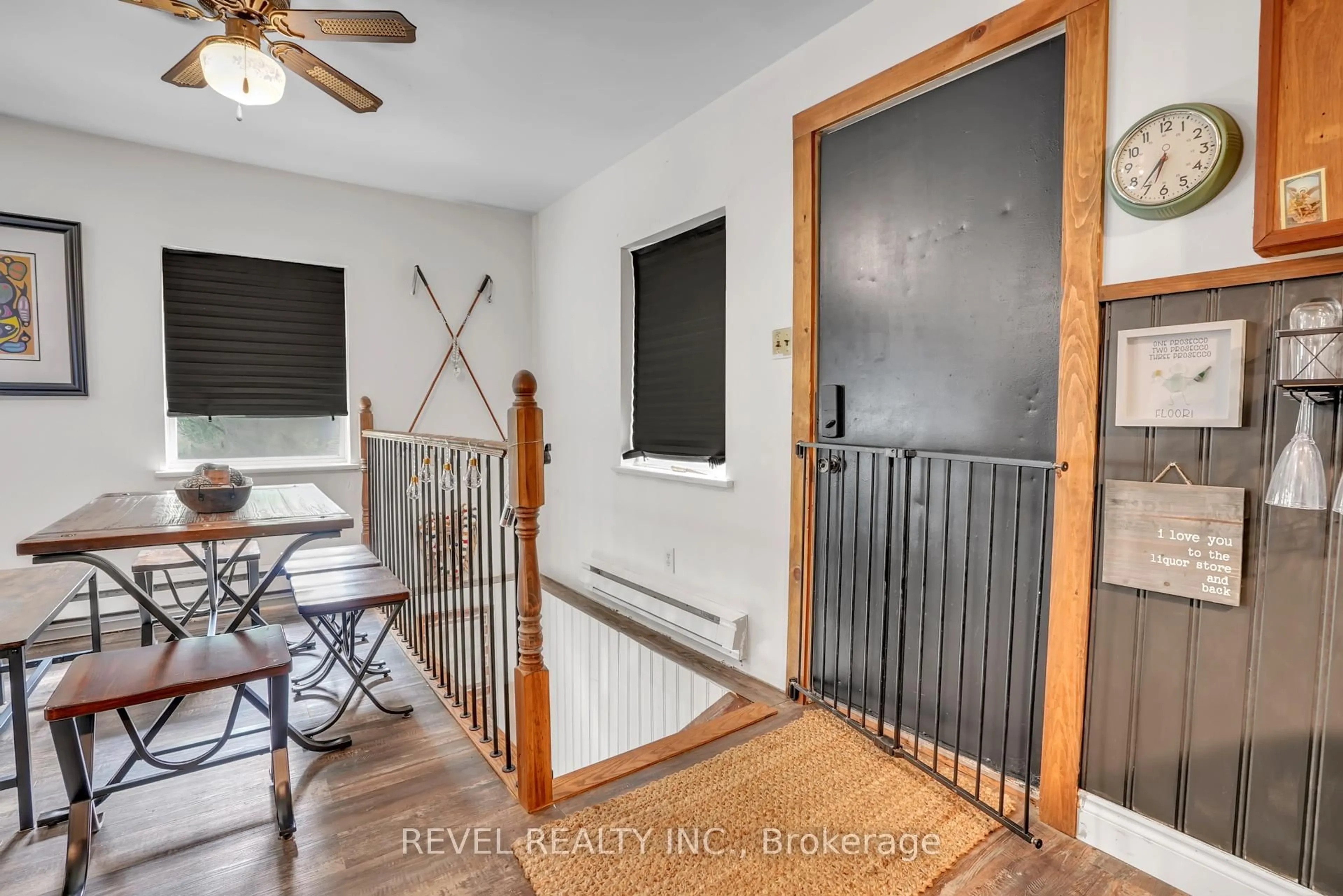 Indoor entryway for 43 Manitou Cres, Tiny Ontario L9M 0C6