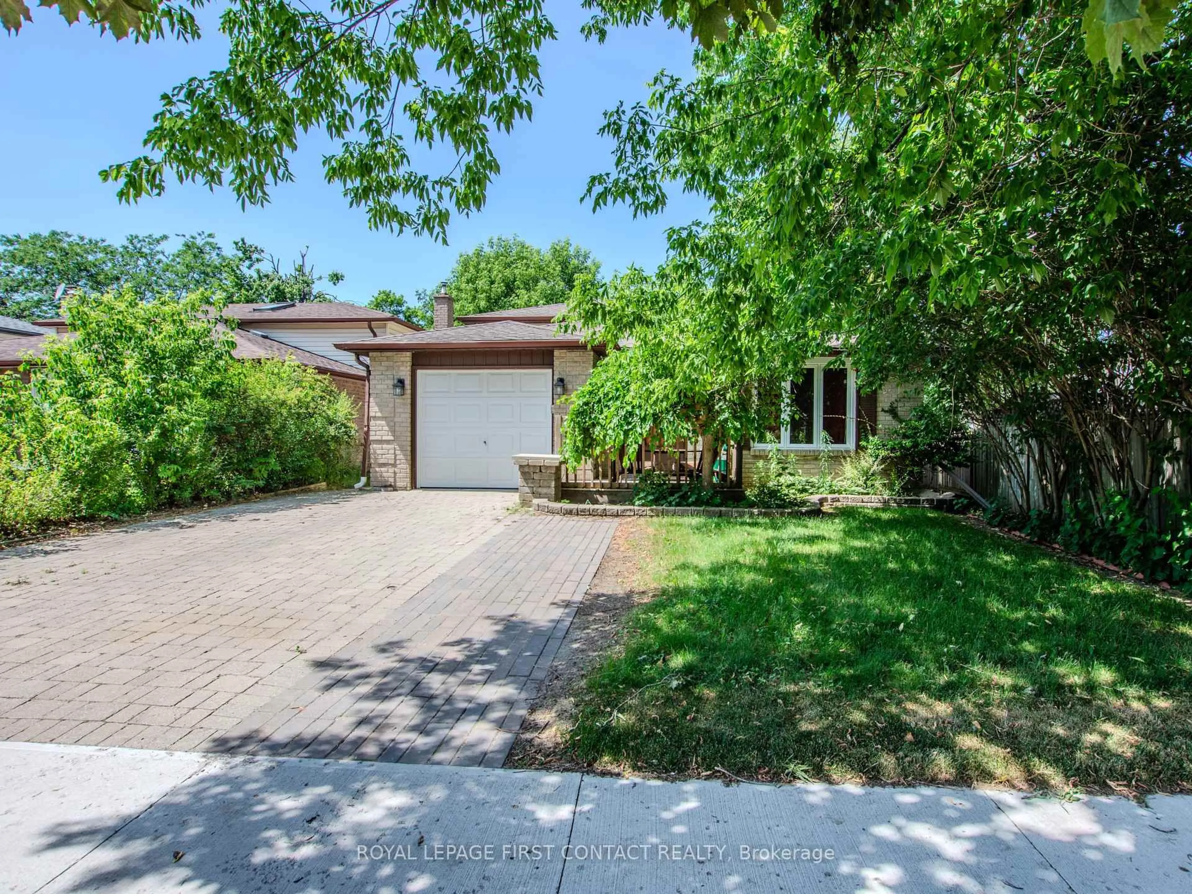 A pic from outside/outdoor area/front of a property/back of a property/a pic from drone, street for 40 Doris Dr, Barrie Ontario L4N 5L9