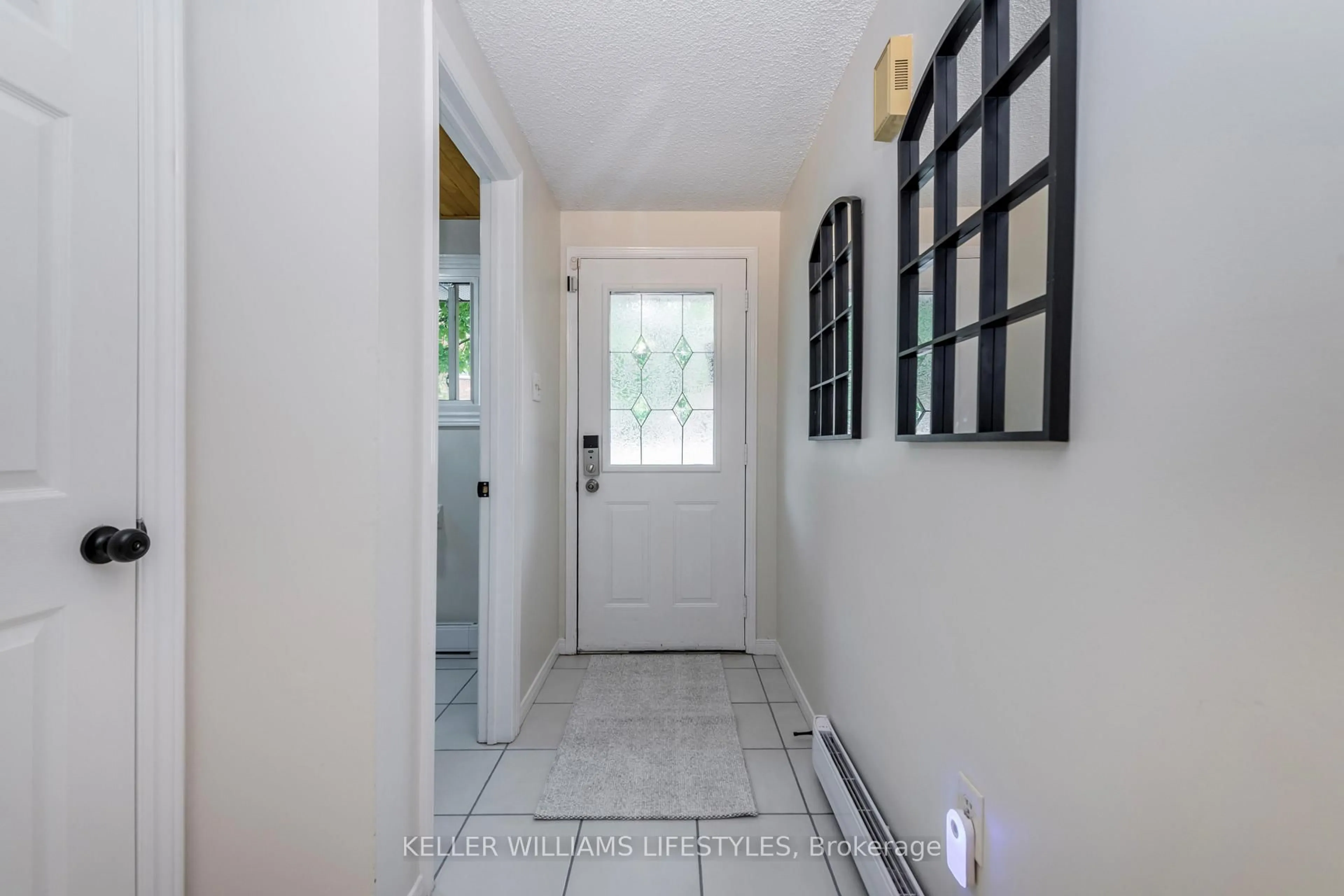 Indoor entryway for 19 Quail Cres, Barrie Ontario L4N 6X1