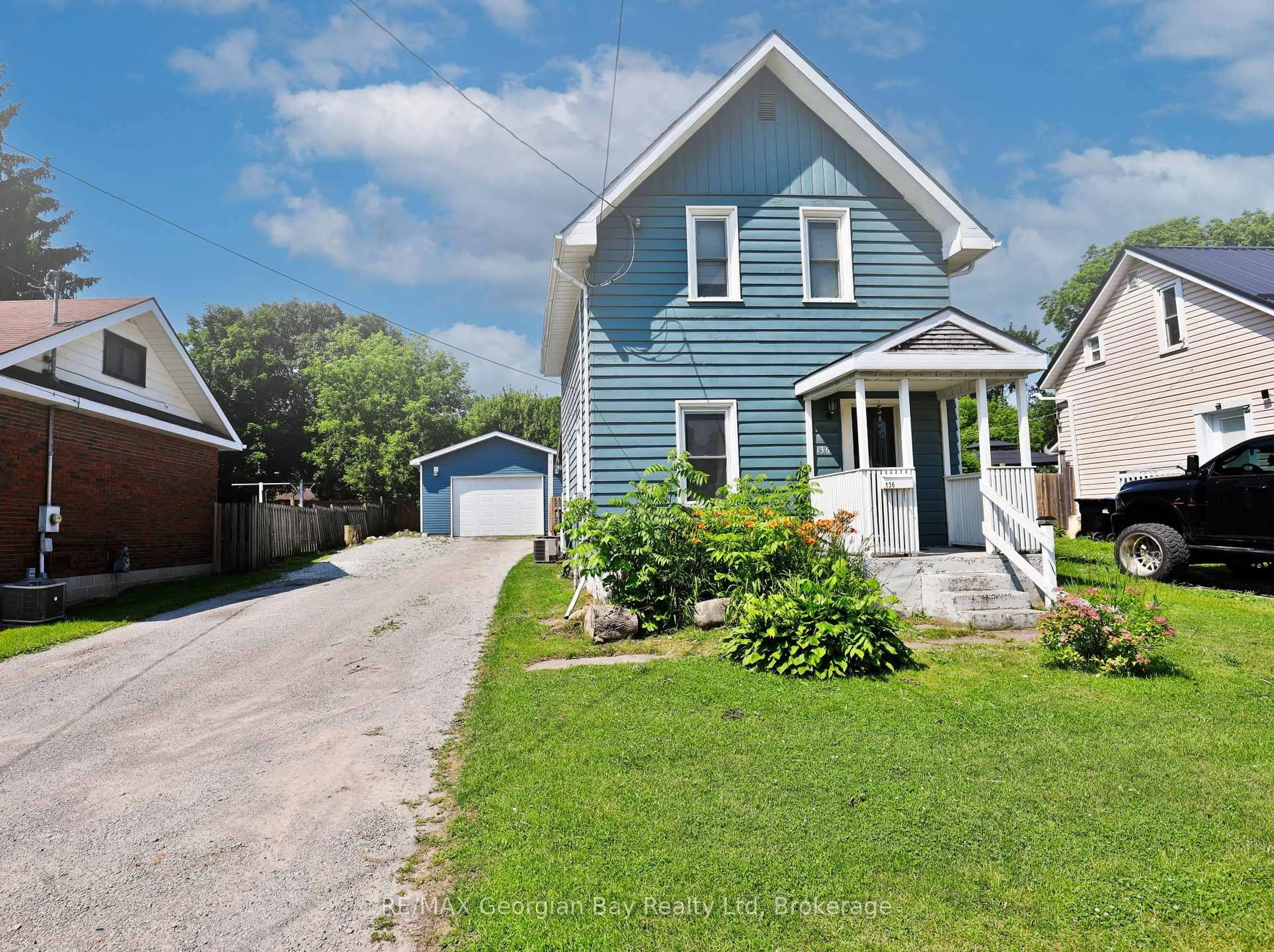 A pic from outside/outdoor area/front of a property/back of a property/a pic from drone, street for 136 Fourth St, Midland Ontario L4R 3T2