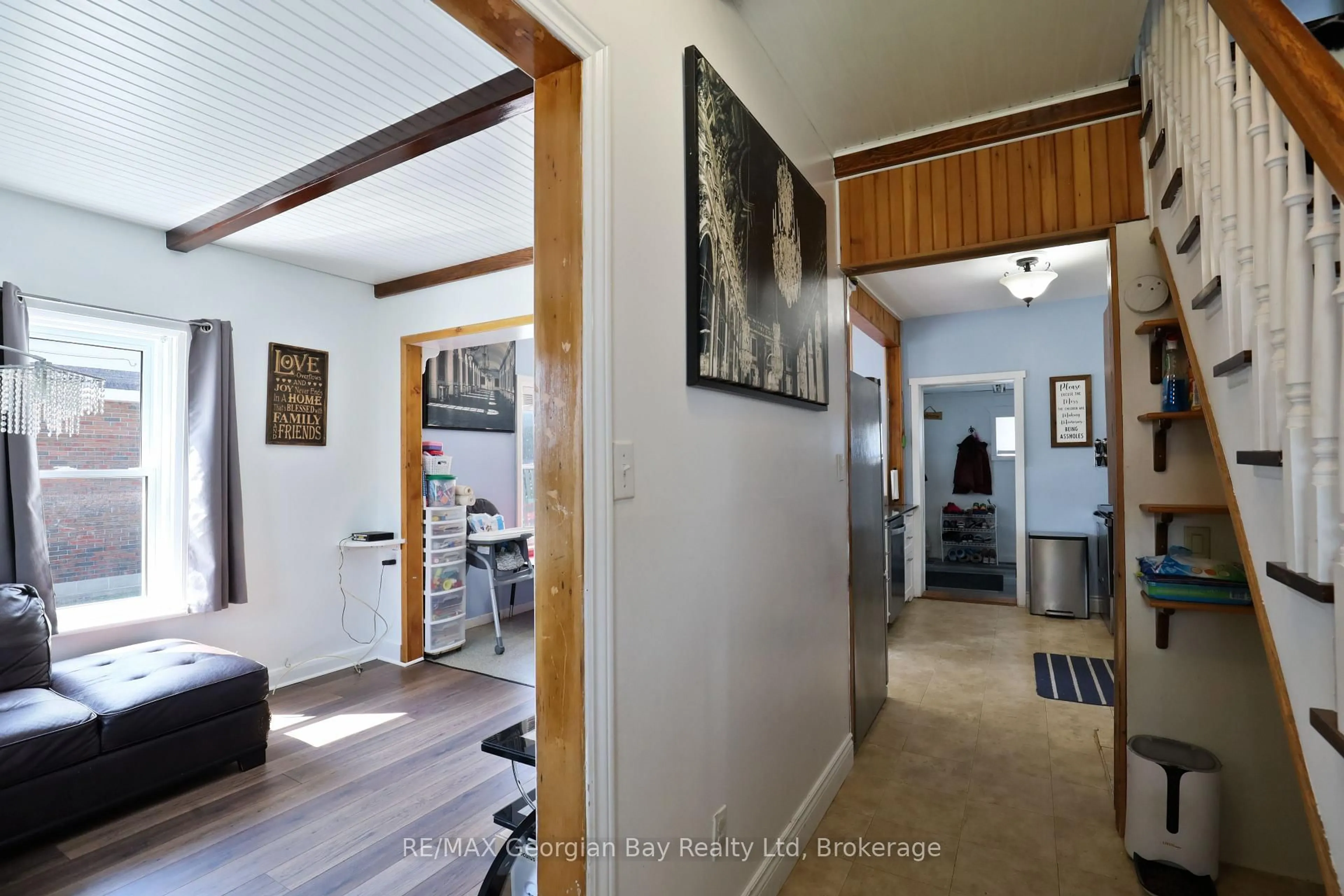 Indoor entryway for 136 Fourth St, Midland Ontario L4R 3T2