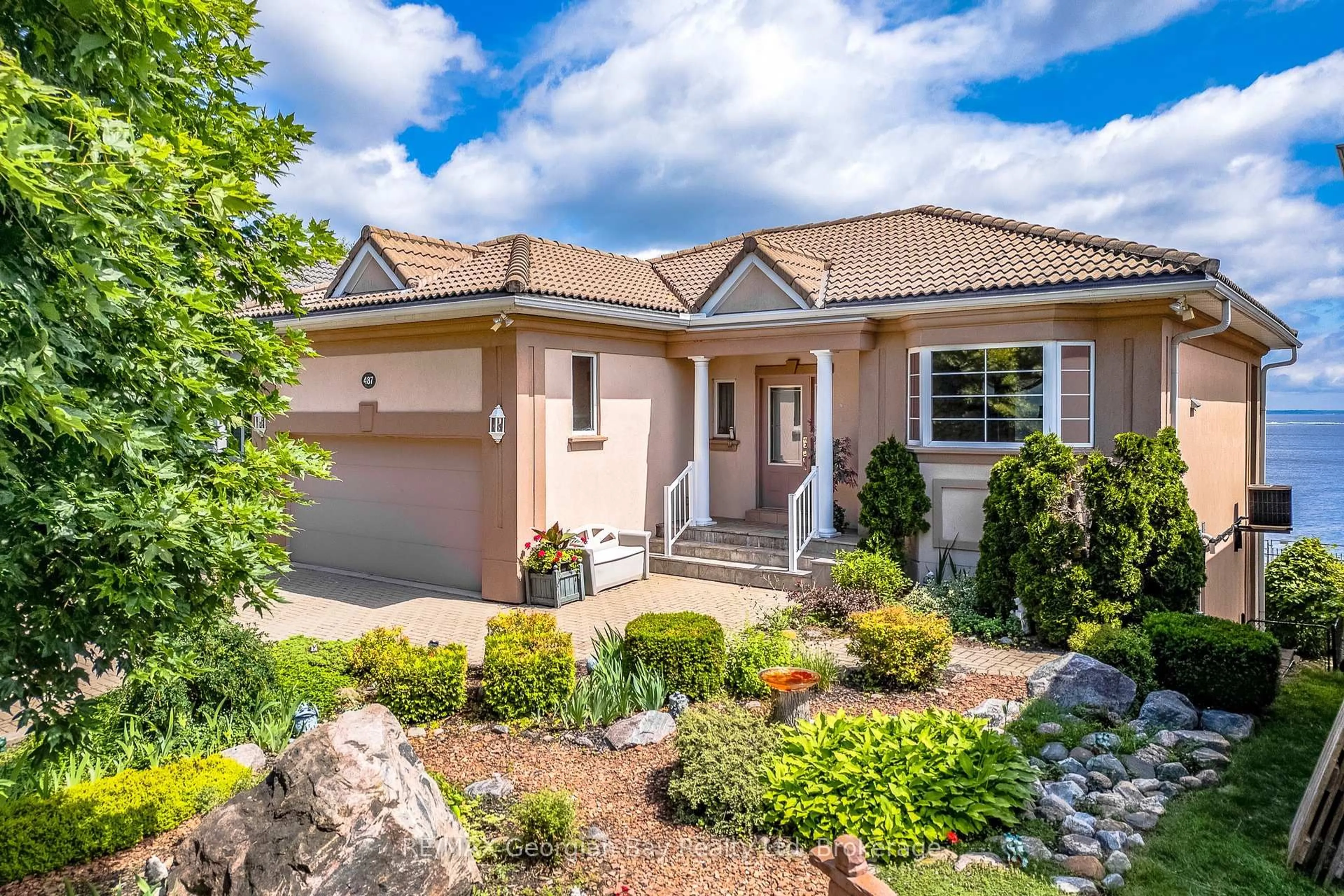 Home with vinyl exterior material, street for 487 Aberdeen Blvd, Midland Ontario L4R 5L9