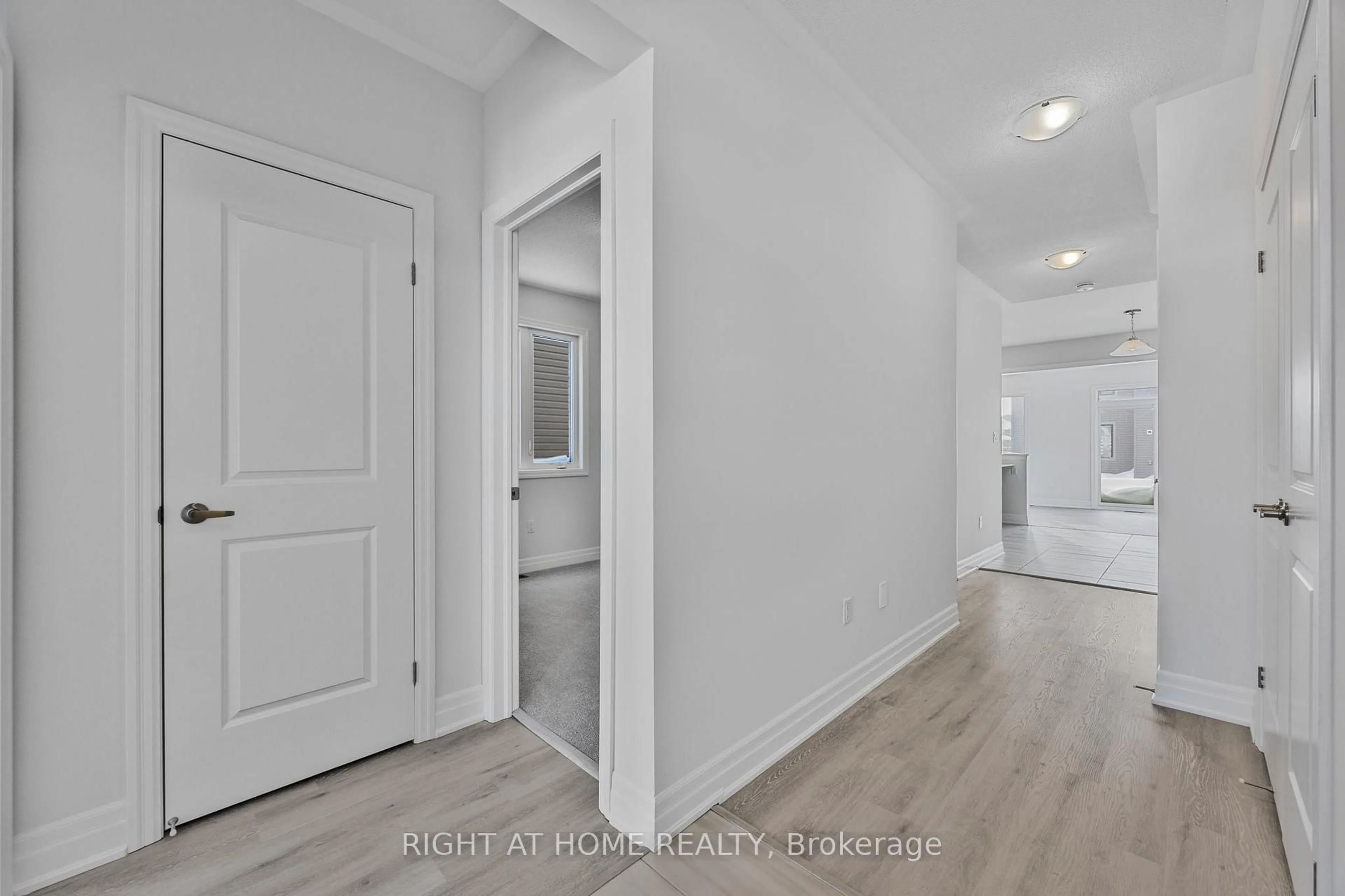 Indoor entryway for 52 Del Ray Cres, Wasaga Beach Ontario L9Z 0N8
