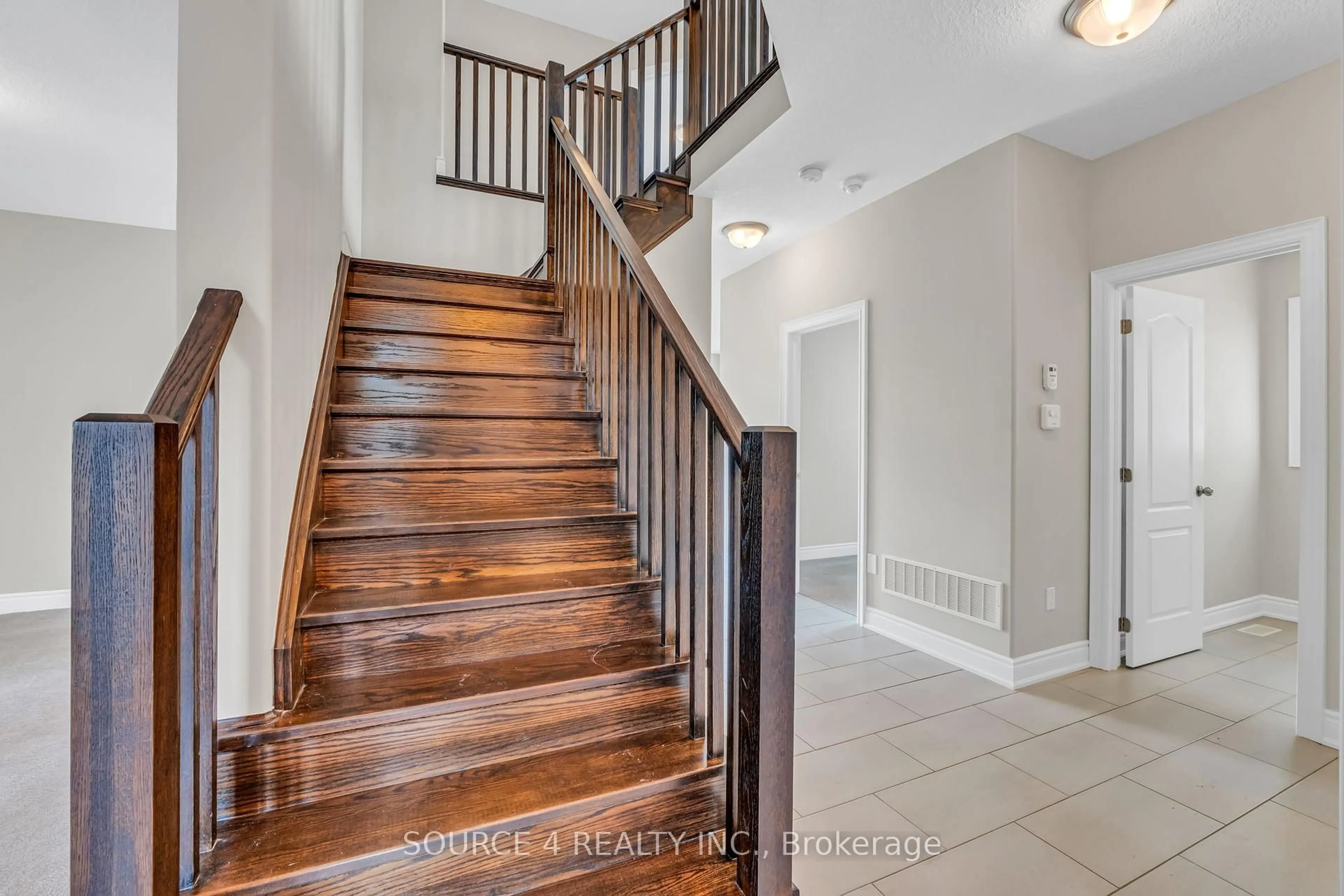 Indoor entryway for 74 Lockerbie Cres, Collingwood Ontario L9Y 0H8