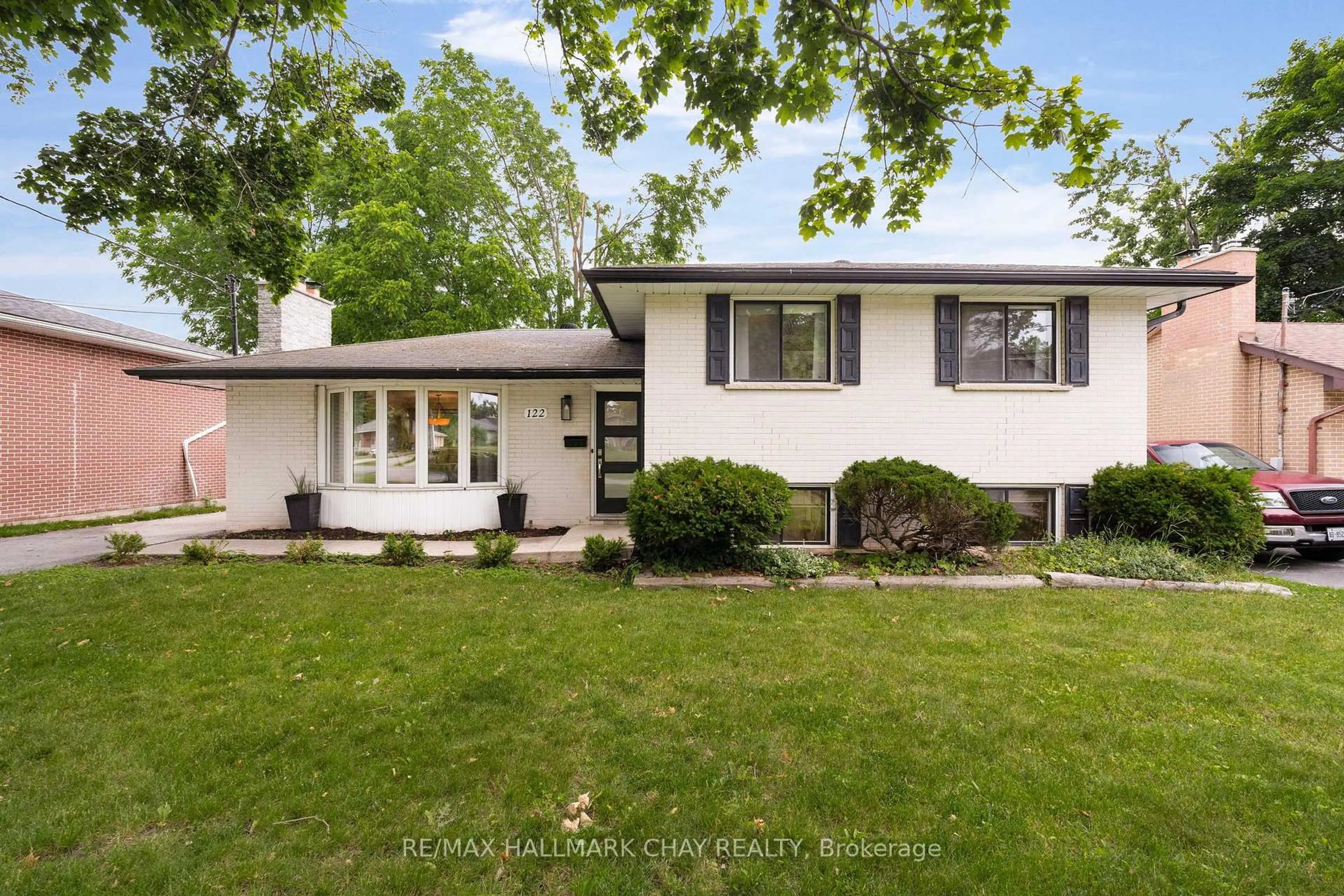 Home with vinyl exterior material, street for 122 Steel St, Barrie Ontario L4M 2G2