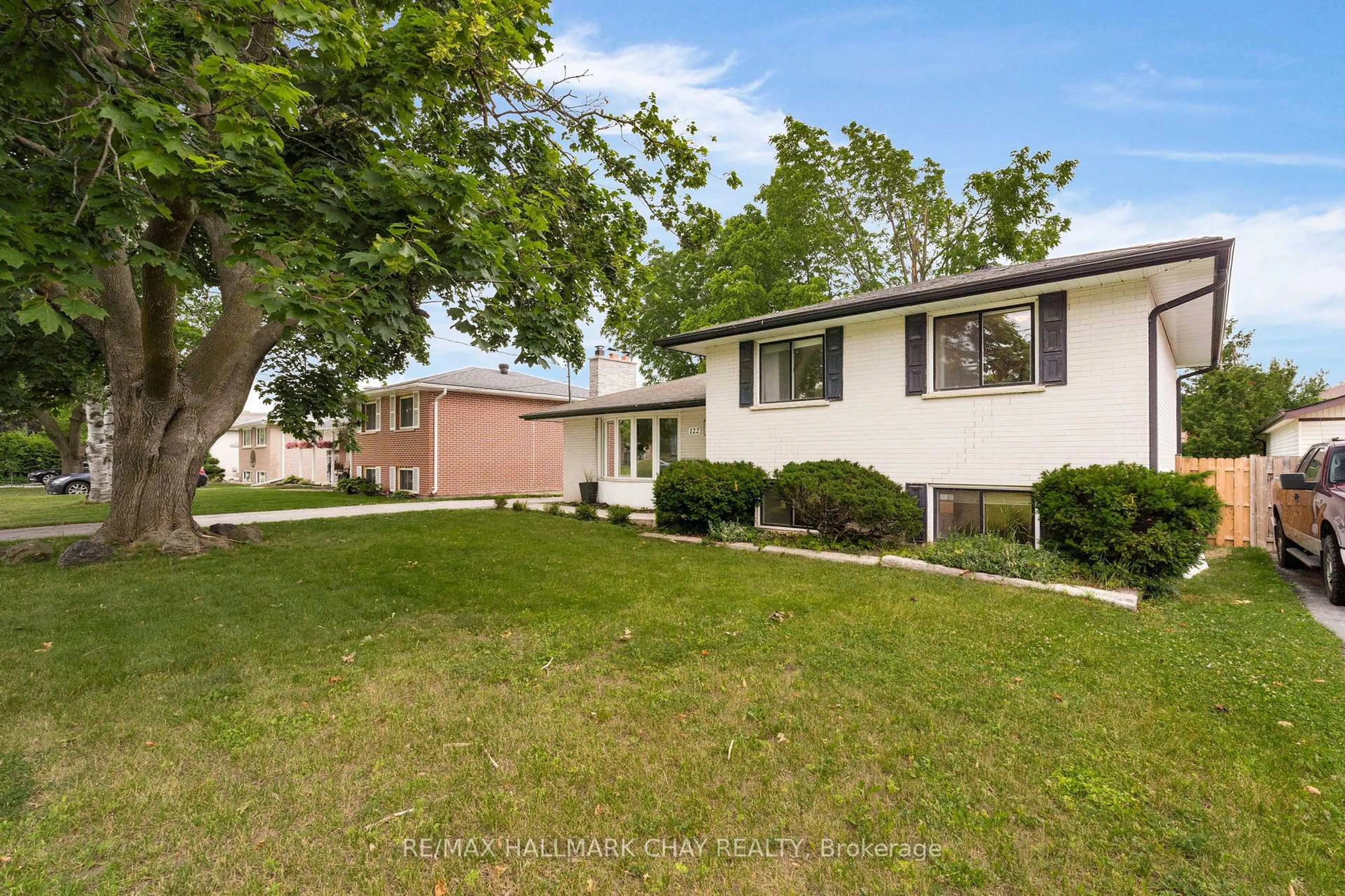 A pic from outside/outdoor area/front of a property/back of a property/a pic from drone, street for 122 Steel St, Barrie Ontario L4M 2G2