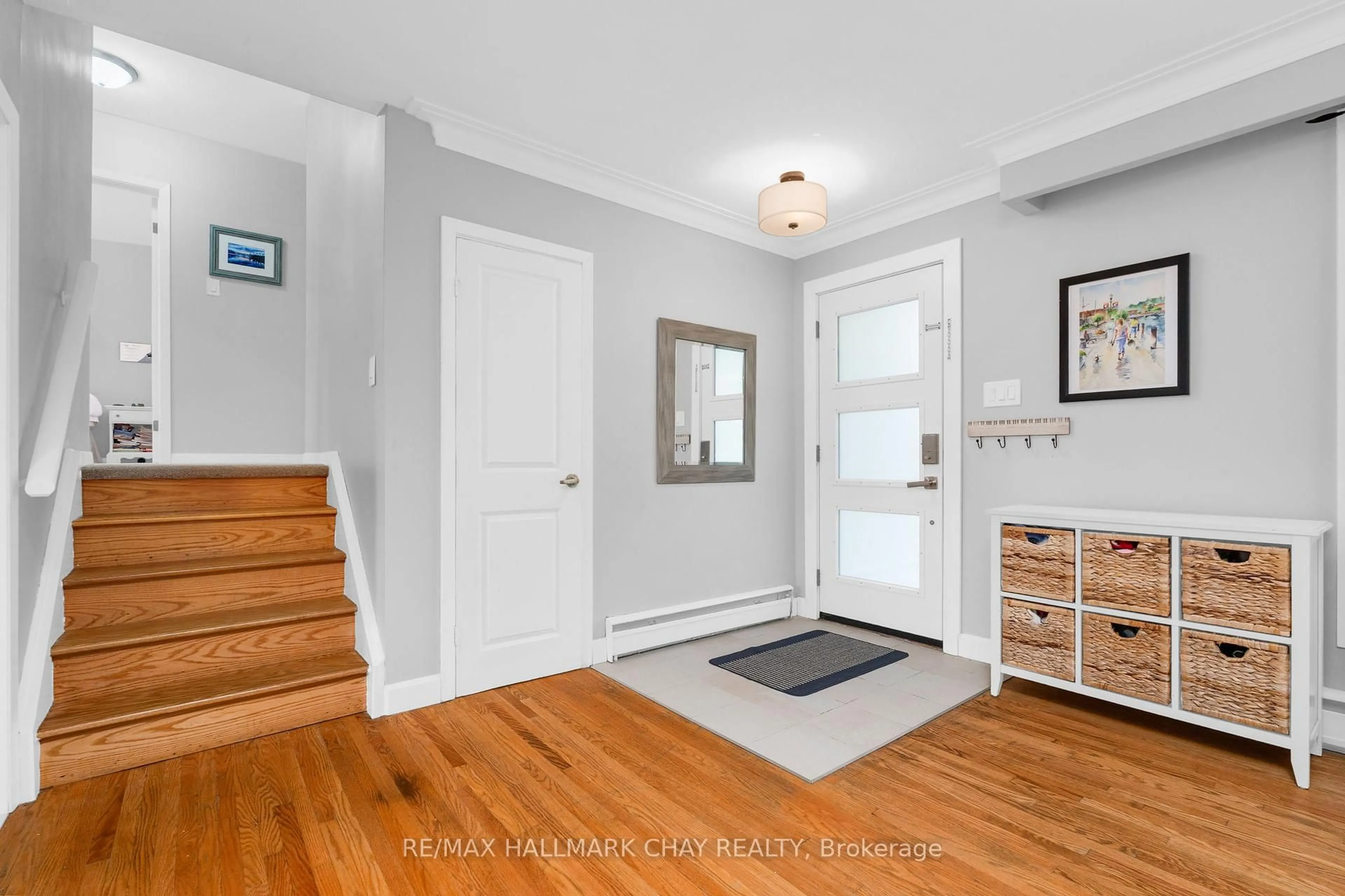 Indoor entryway for 122 Steel St, Barrie Ontario L4M 2G2