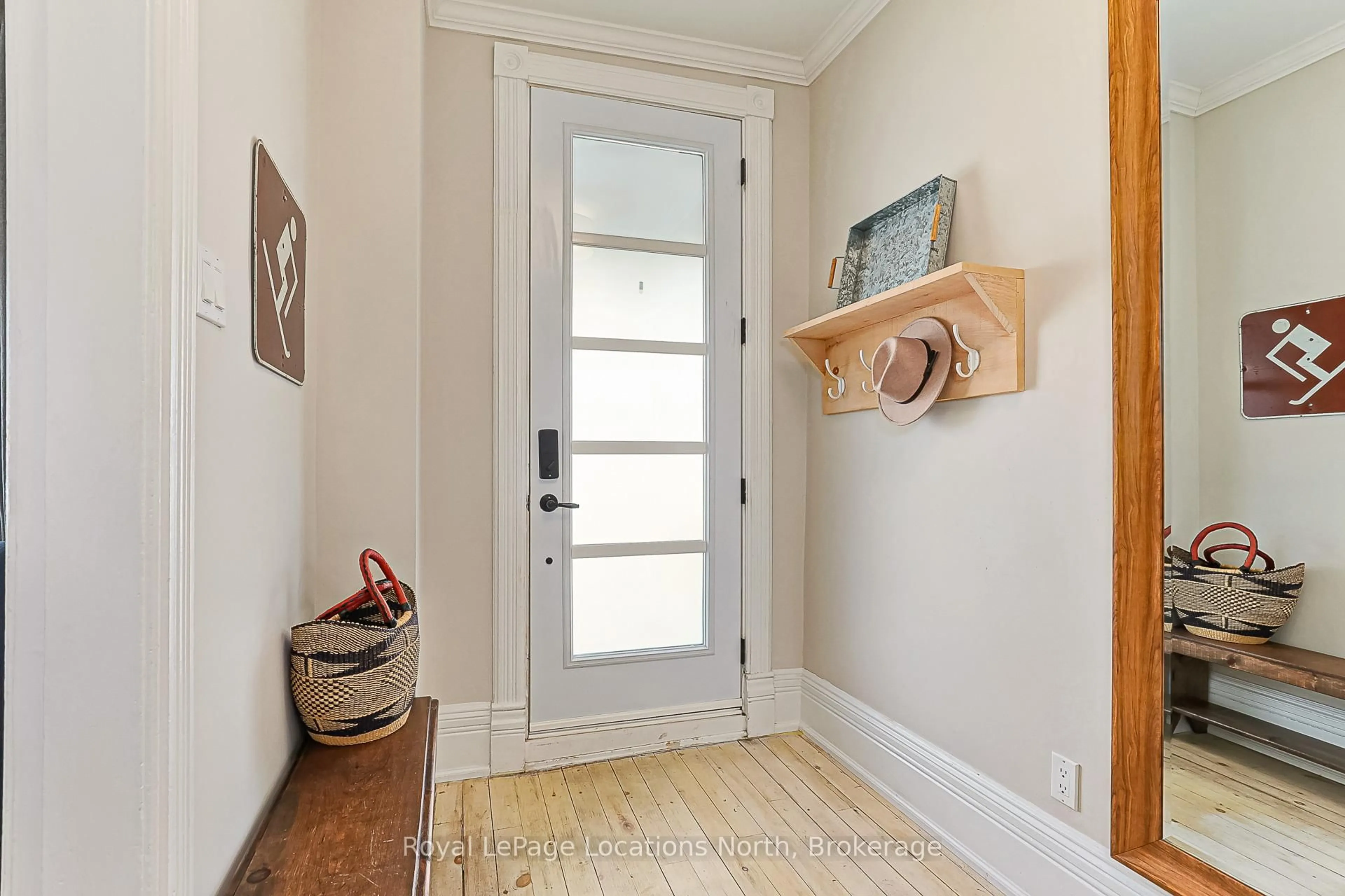 Indoor entryway for 311-313 Maple St, Collingwood Ontario L9Y 2R3