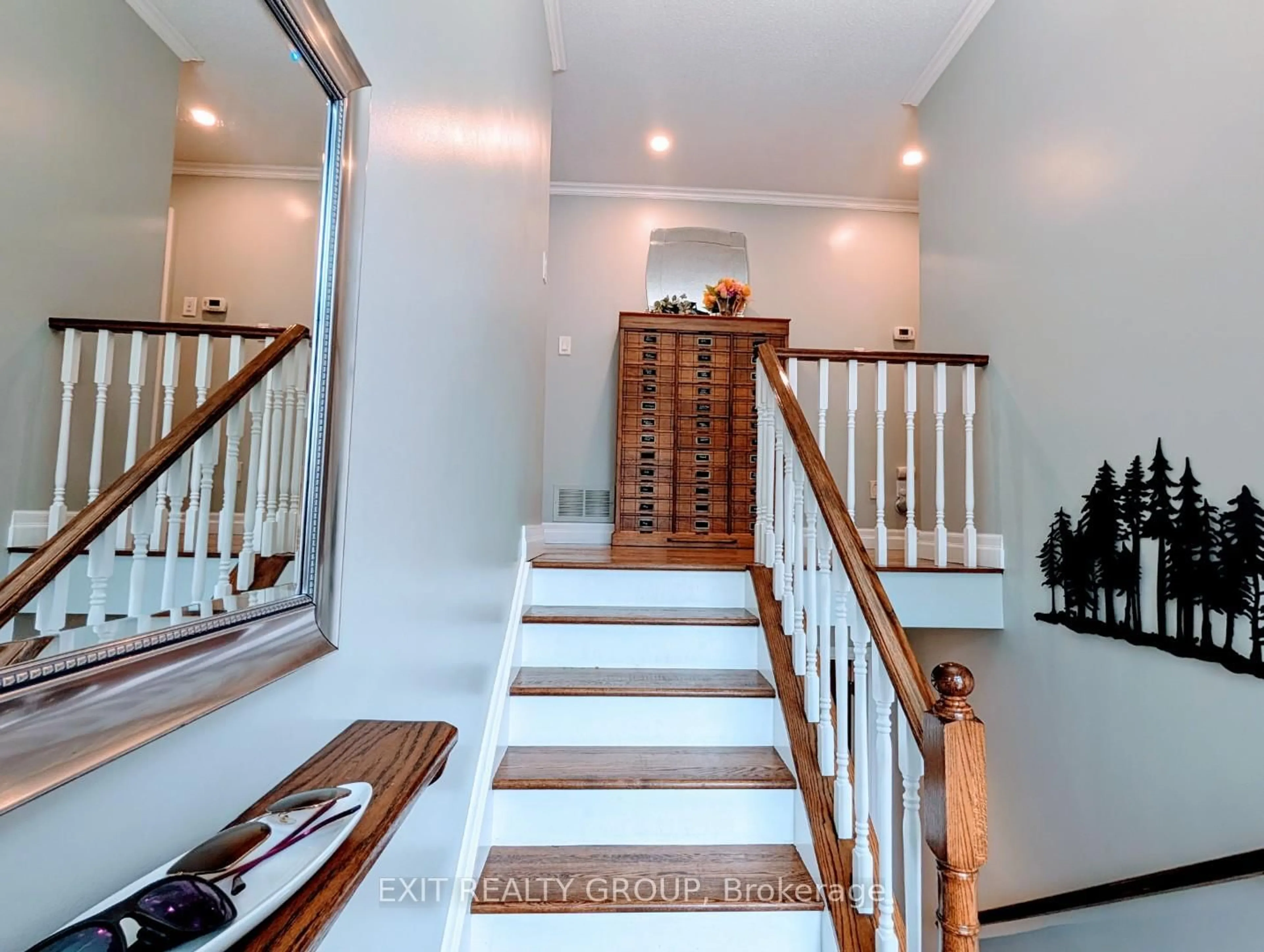 Indoor foyer for 76 John Dillingno St, Tay Ontario L0K 2A0