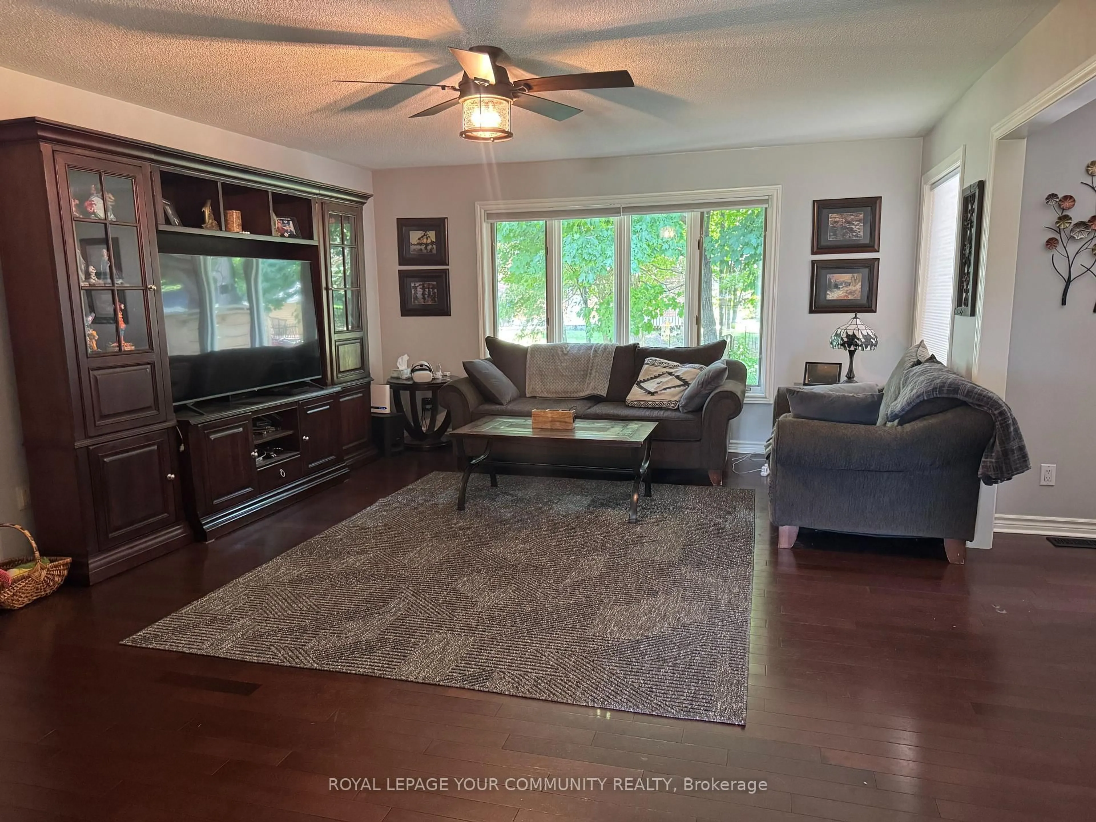 Living room with furniture, wood/laminate floor for 35 Eder Tr, Springwater Ontario L0L 1Y3