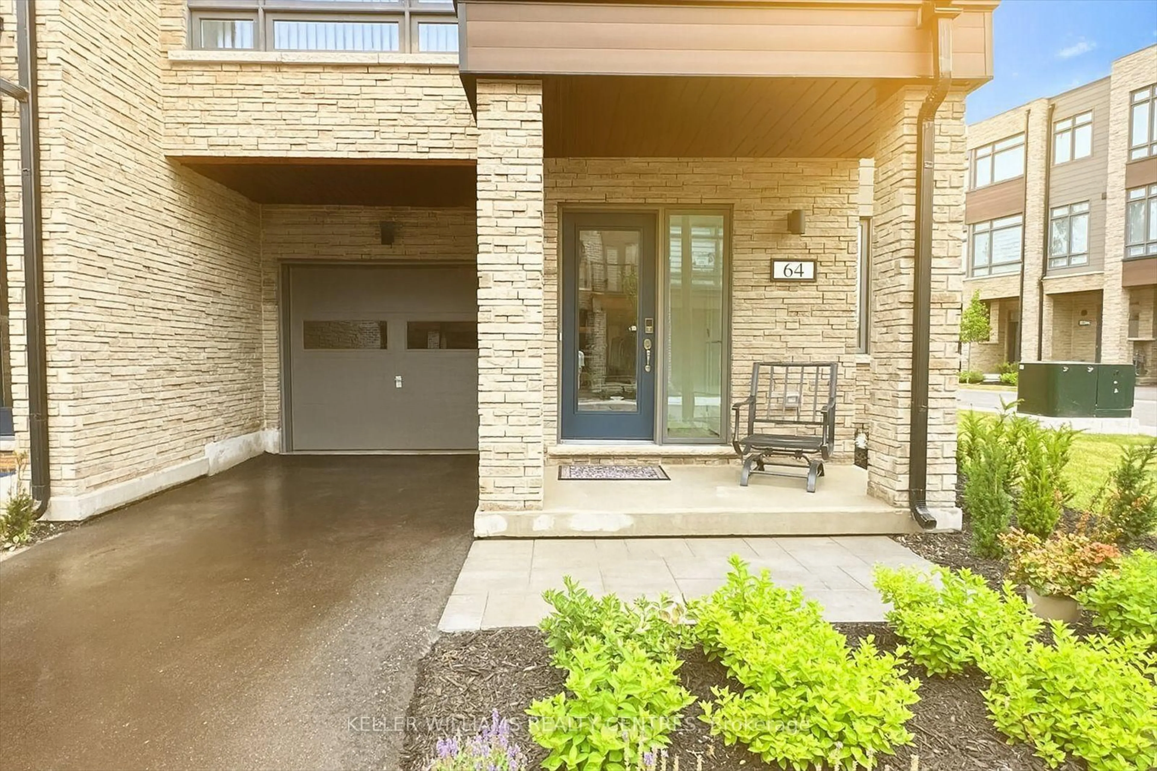 Indoor entryway for 64 Wyn Wood Lane, Orillia Ontario L3V 3P7