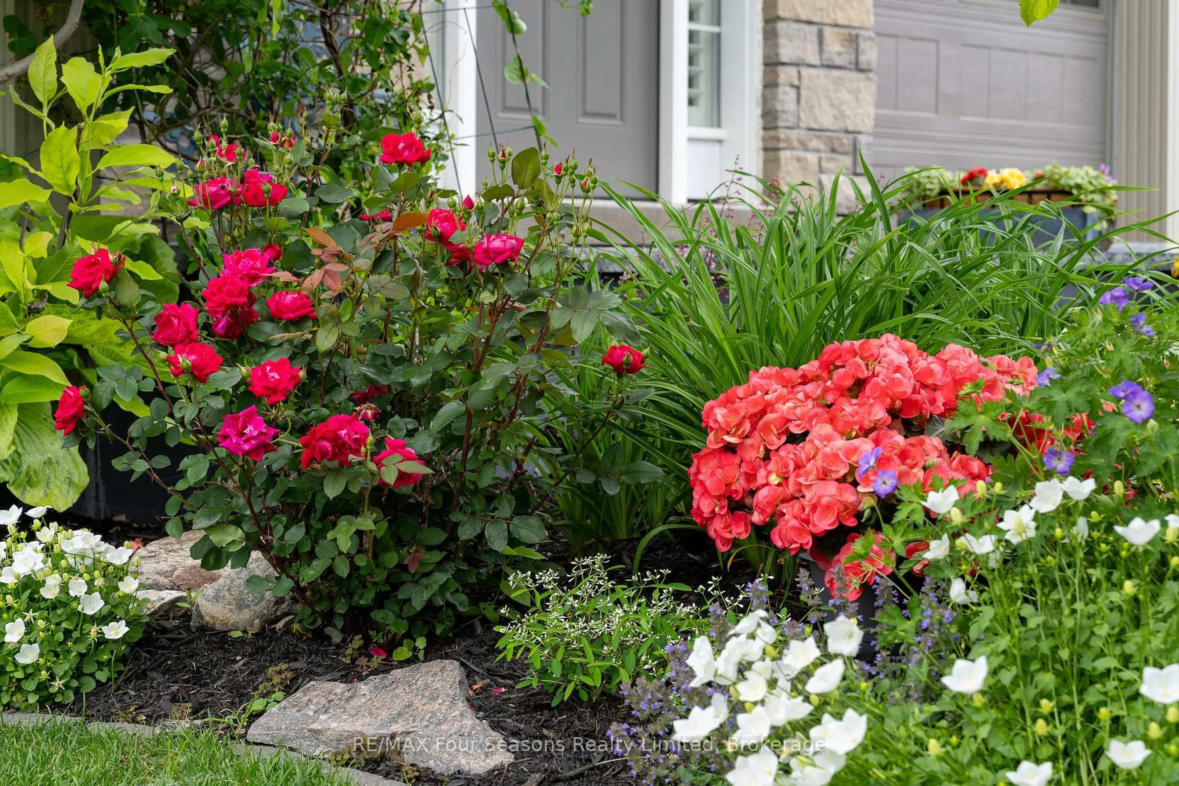 Patio, street for 30 Kari Cres, Collingwood Ontario L9Y 0Z6