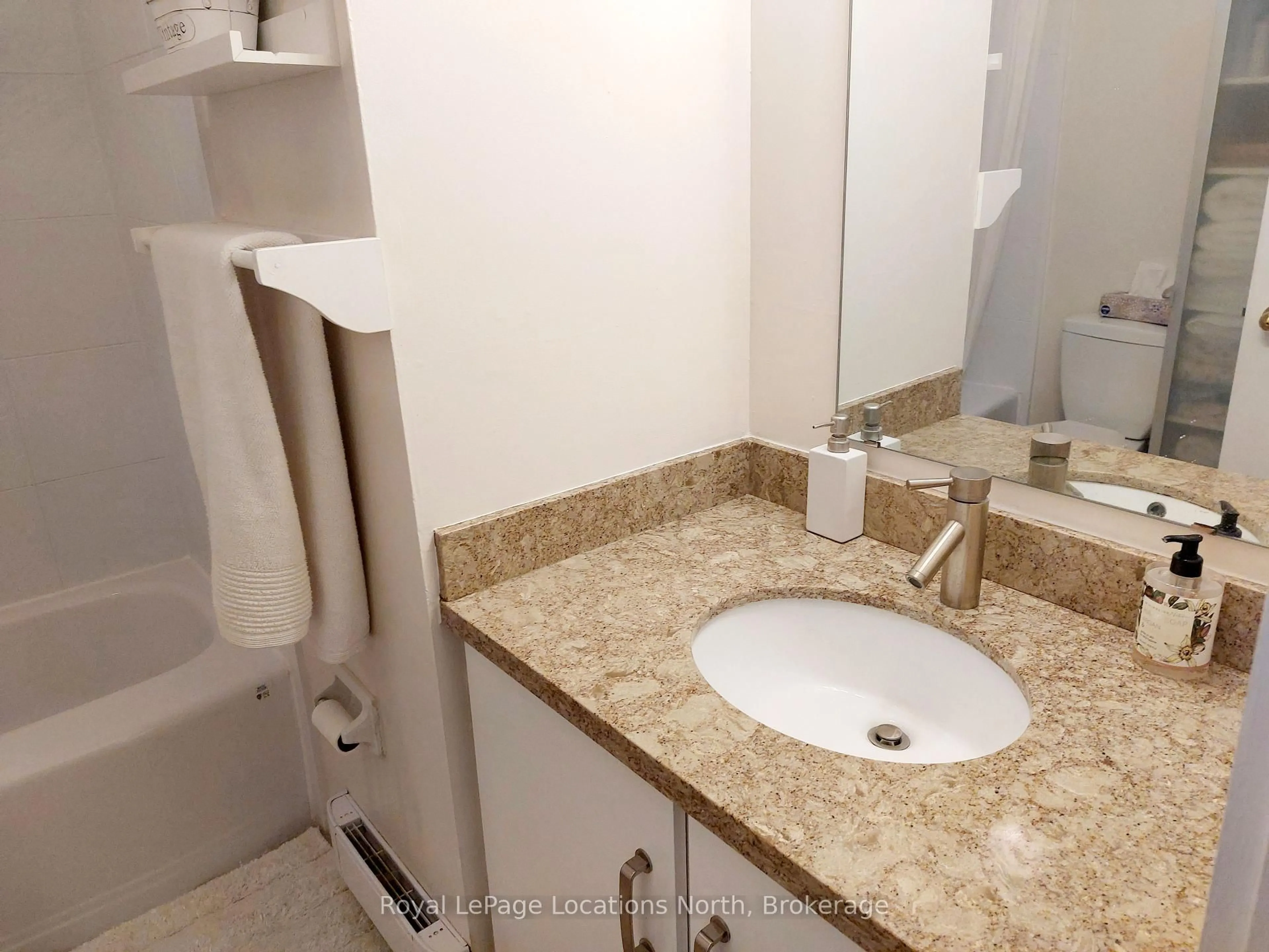 Standard bathroom, ceramic/tile floor for 167 Escarpment Cres, Collingwood Ontario L9Y 5B4