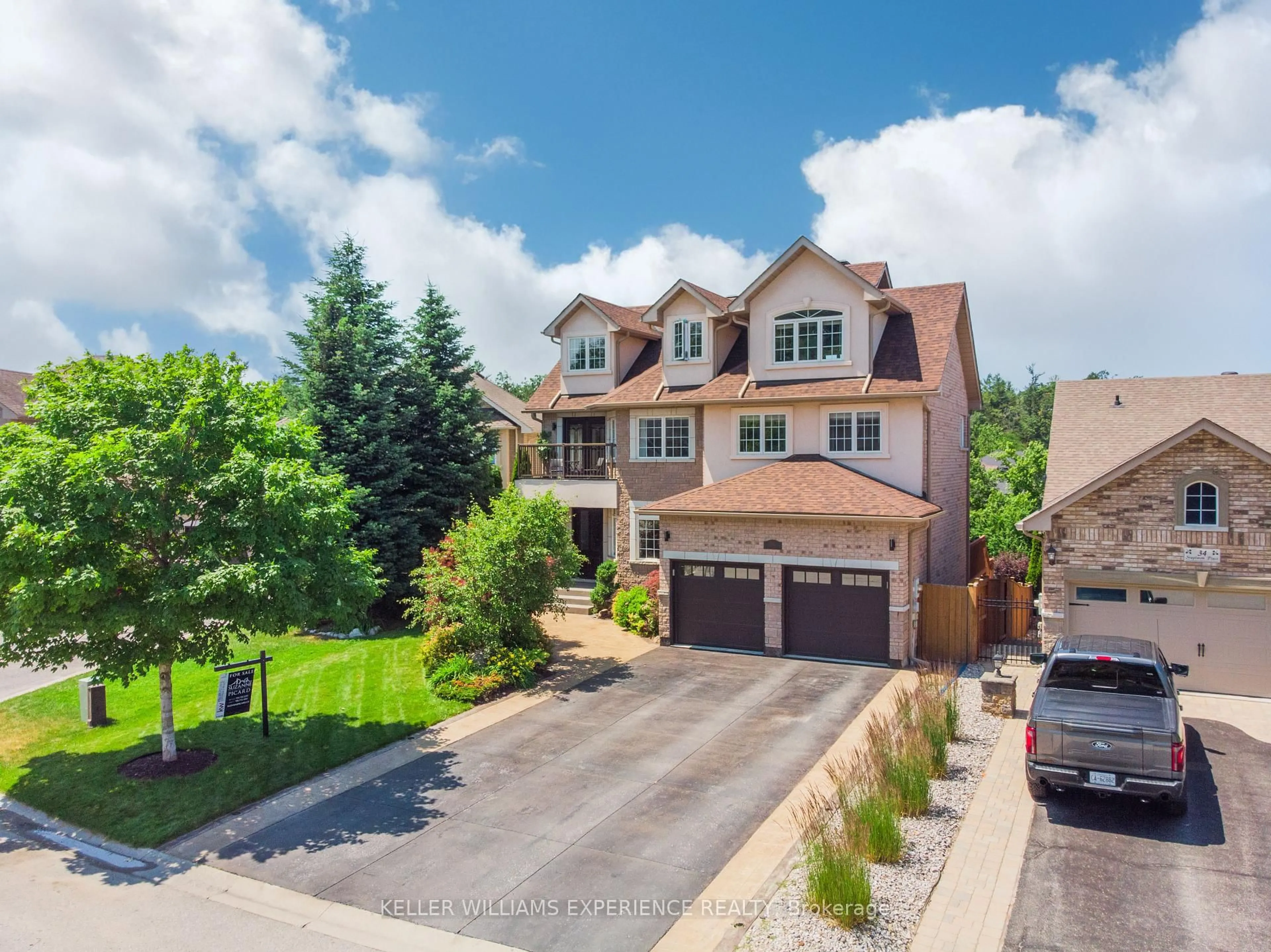 A pic from outside/outdoor area/front of a property/back of a property/a pic from drone, street for 36 Stapleton Pl, Barrie Ontario L4N 5Z4