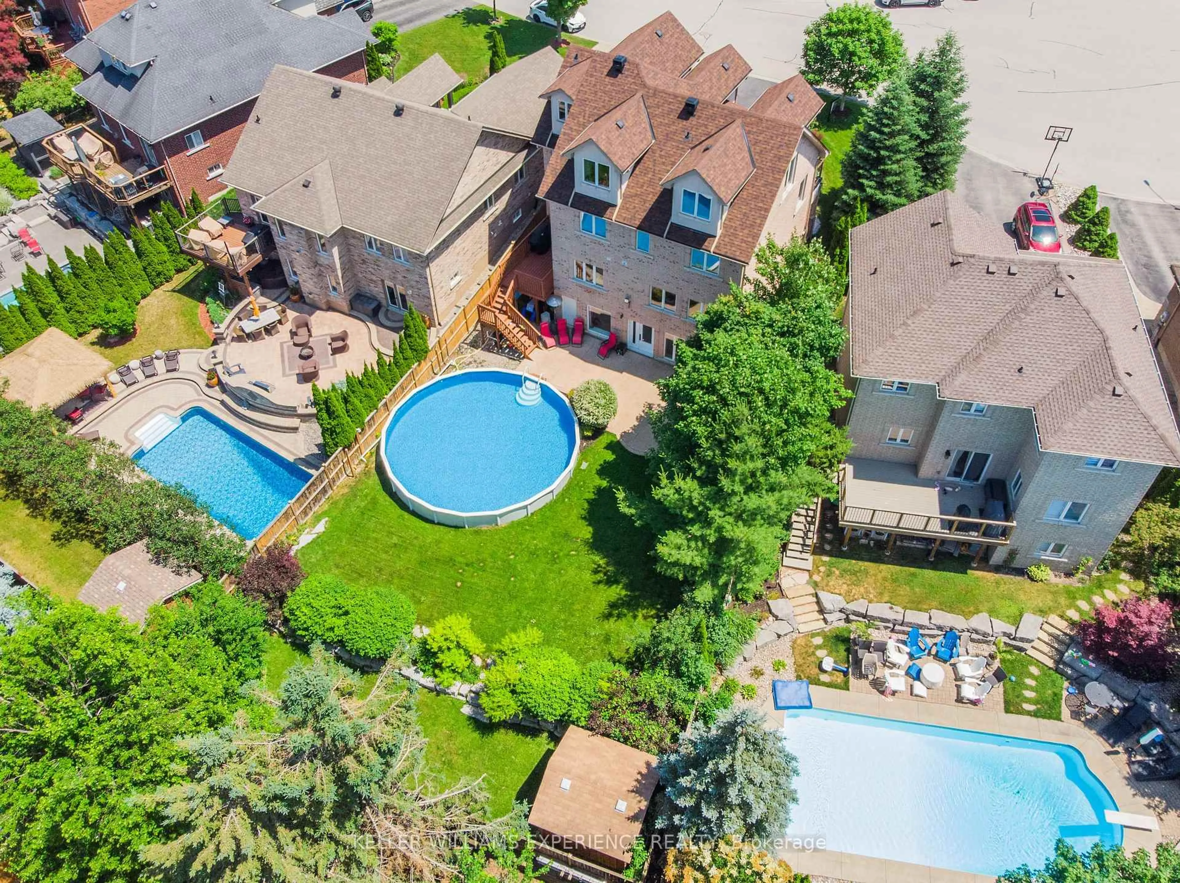 A pic from outside/outdoor area/front of a property/back of a property/a pic from drone, unknown for 36 Stapleton Pl, Barrie Ontario L4N 5Z4