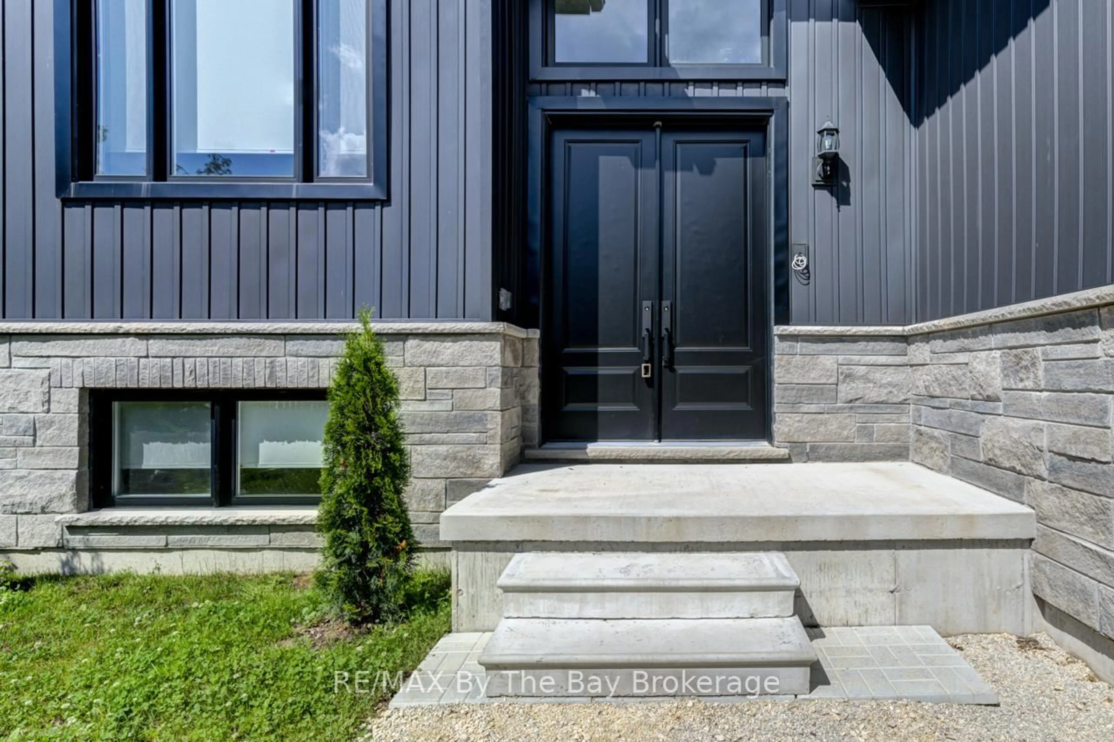 Home with brick exterior material, street for 91 Summer View Ave, Collingwood Ontario L9Y 3Z1