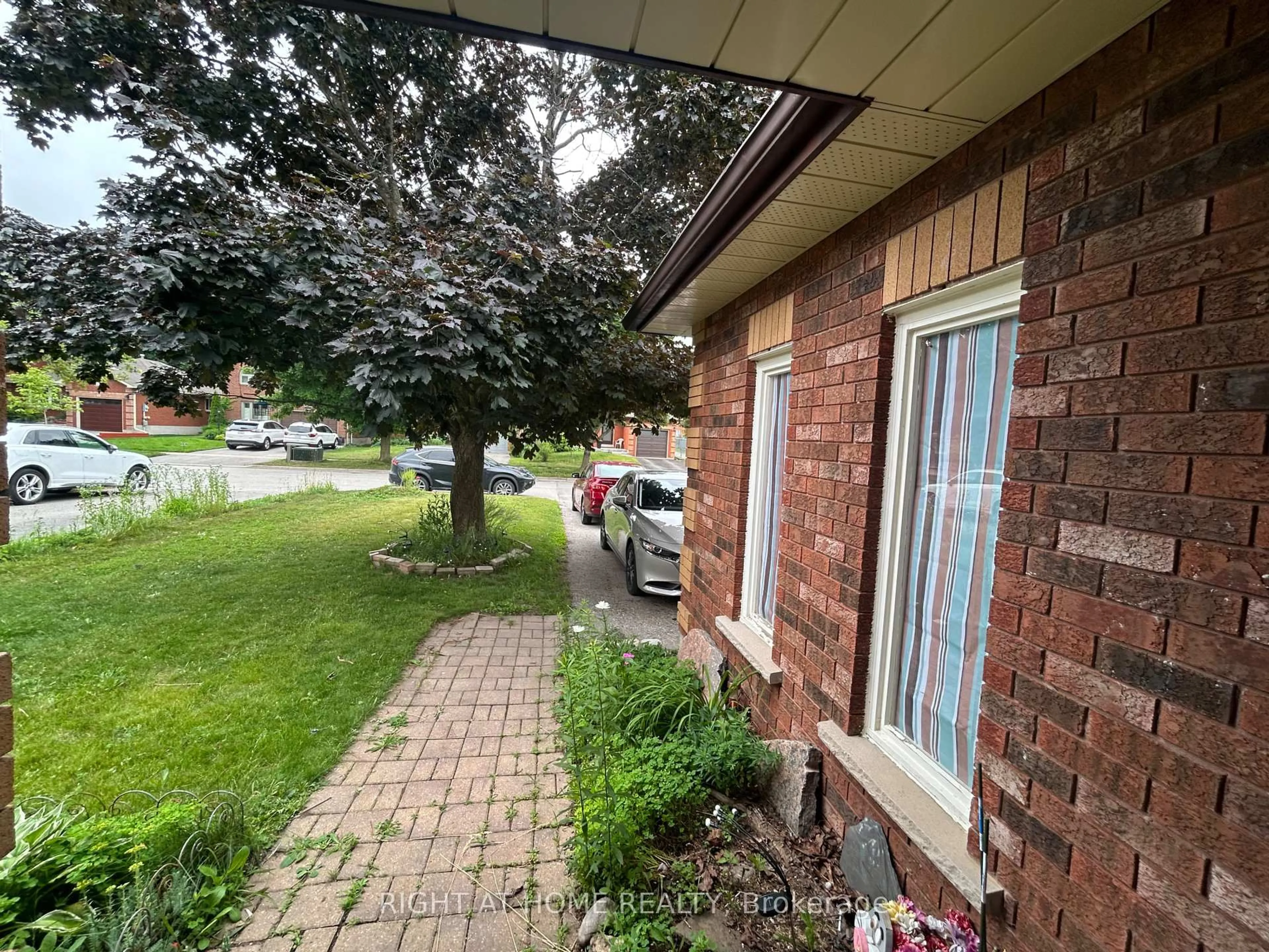 A pic from outside/outdoor area/front of a property/back of a property/a pic from drone, street for 58 Irwin Dr, Barrie Ontario L4N 7A7