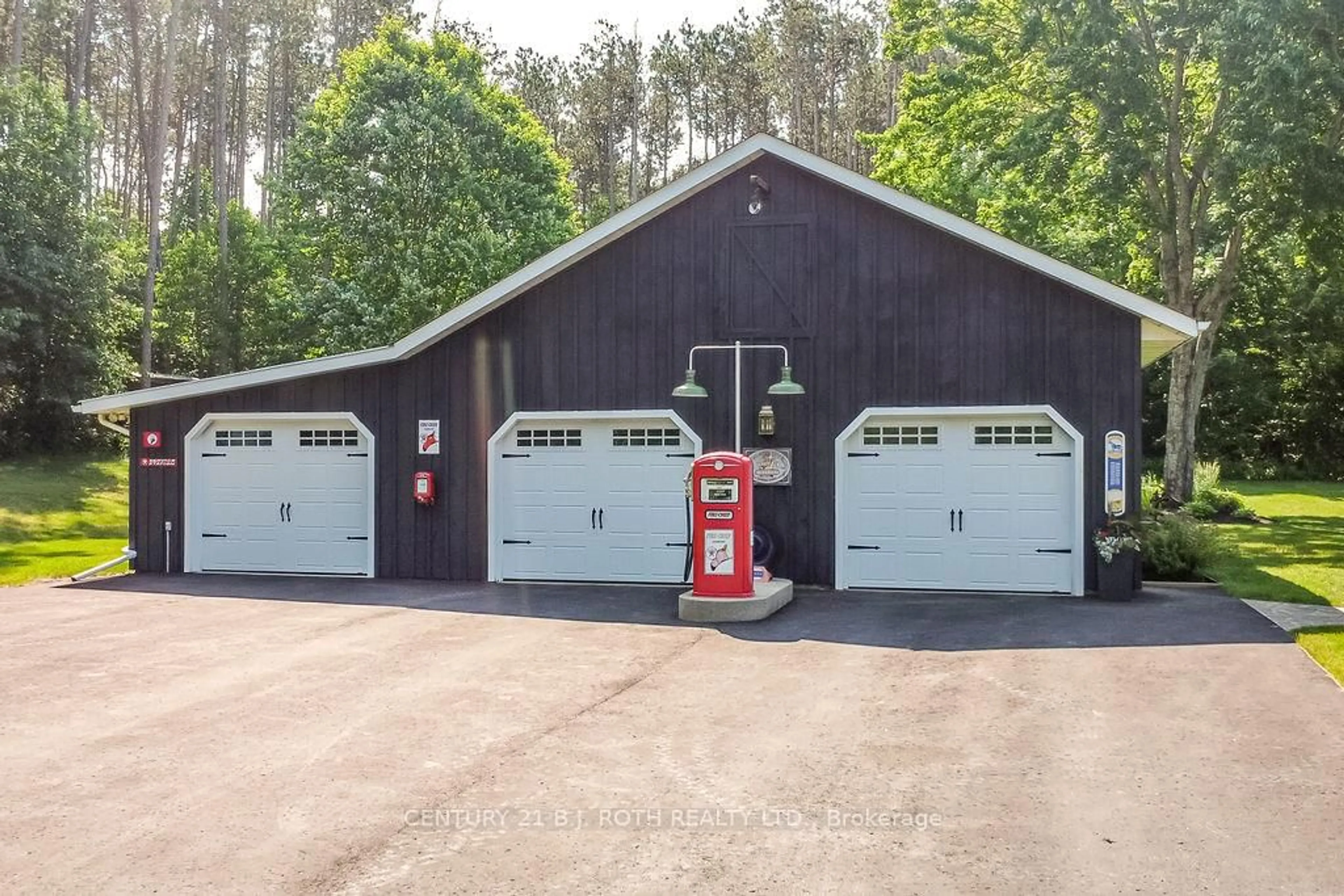 Indoor garage for 2357 SOUTH ORR LAKE Rd, Springwater Ontario L0L 1P0