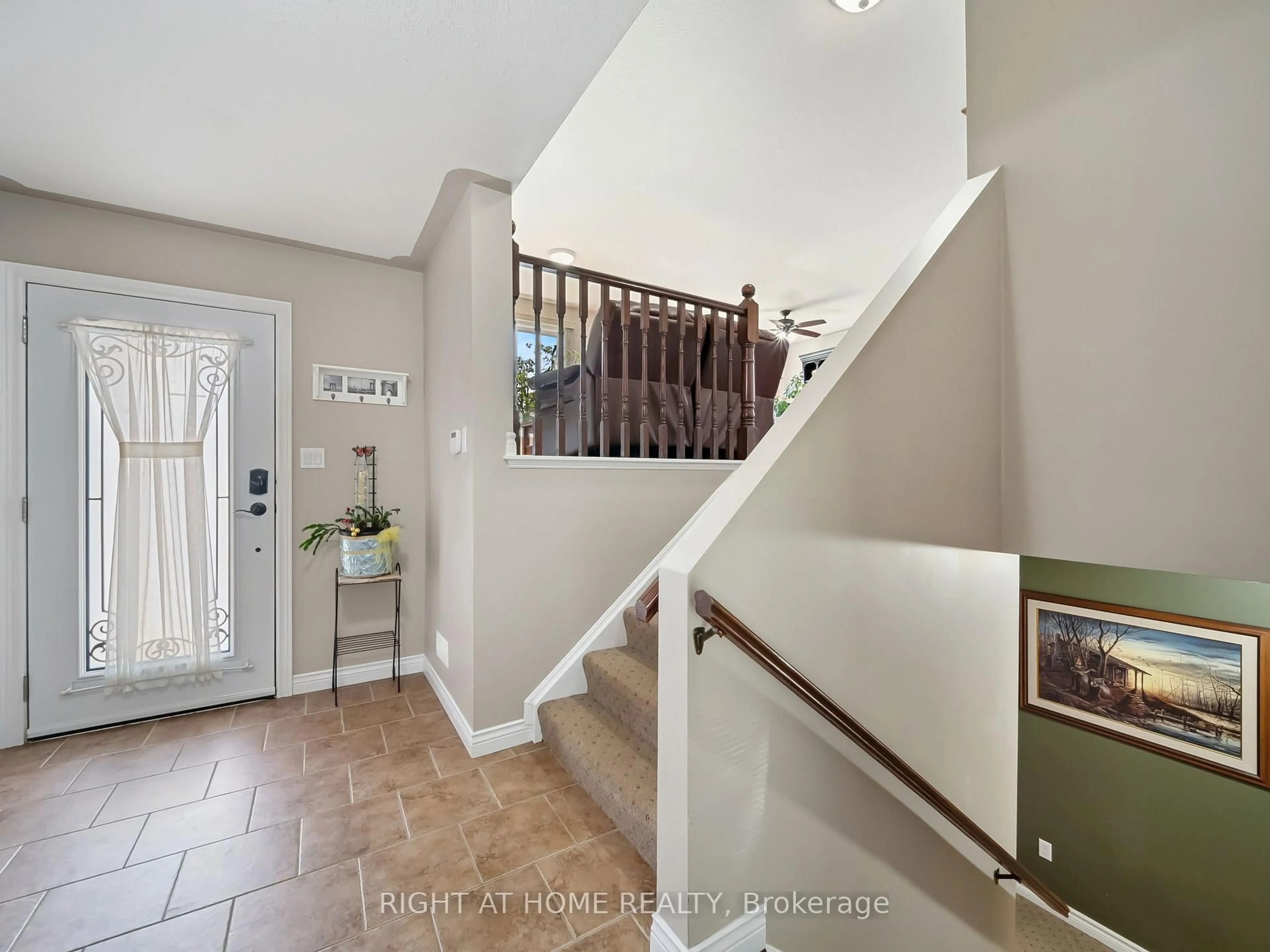 Indoor entryway for 401 Grenville Ave, Orillia Ontario L3V 8A7