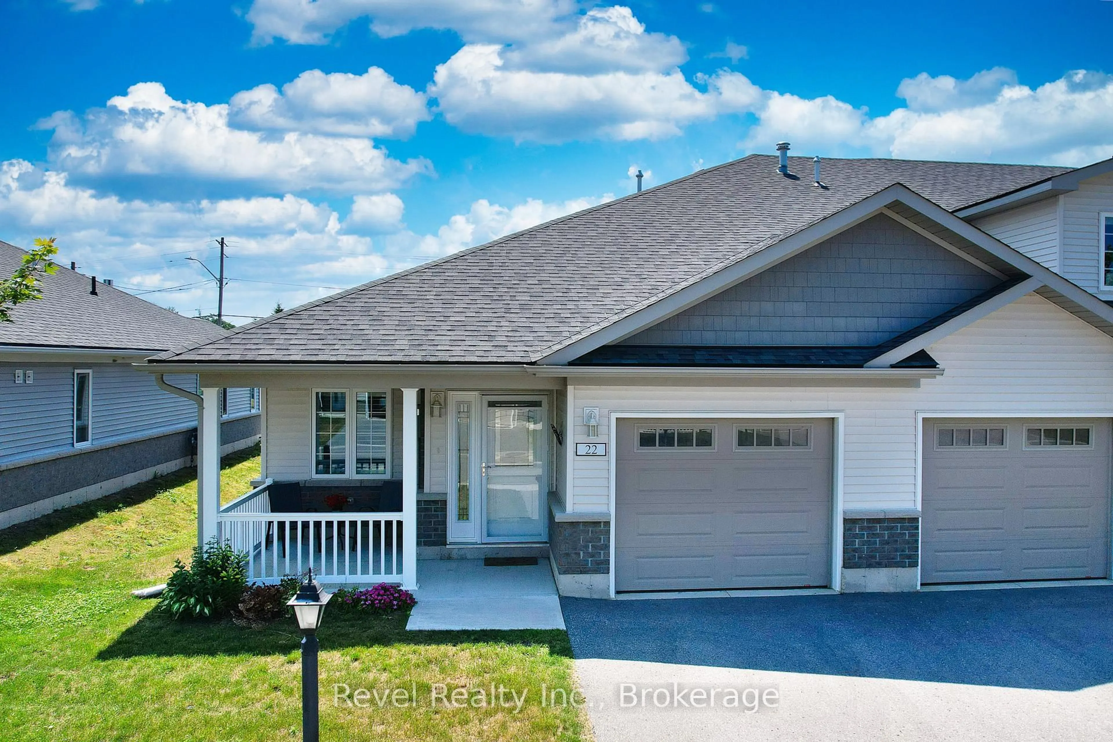 Home with vinyl exterior material, street for 22 Ivy Cres, Wasaga Beach Ontario L9Z 0H8