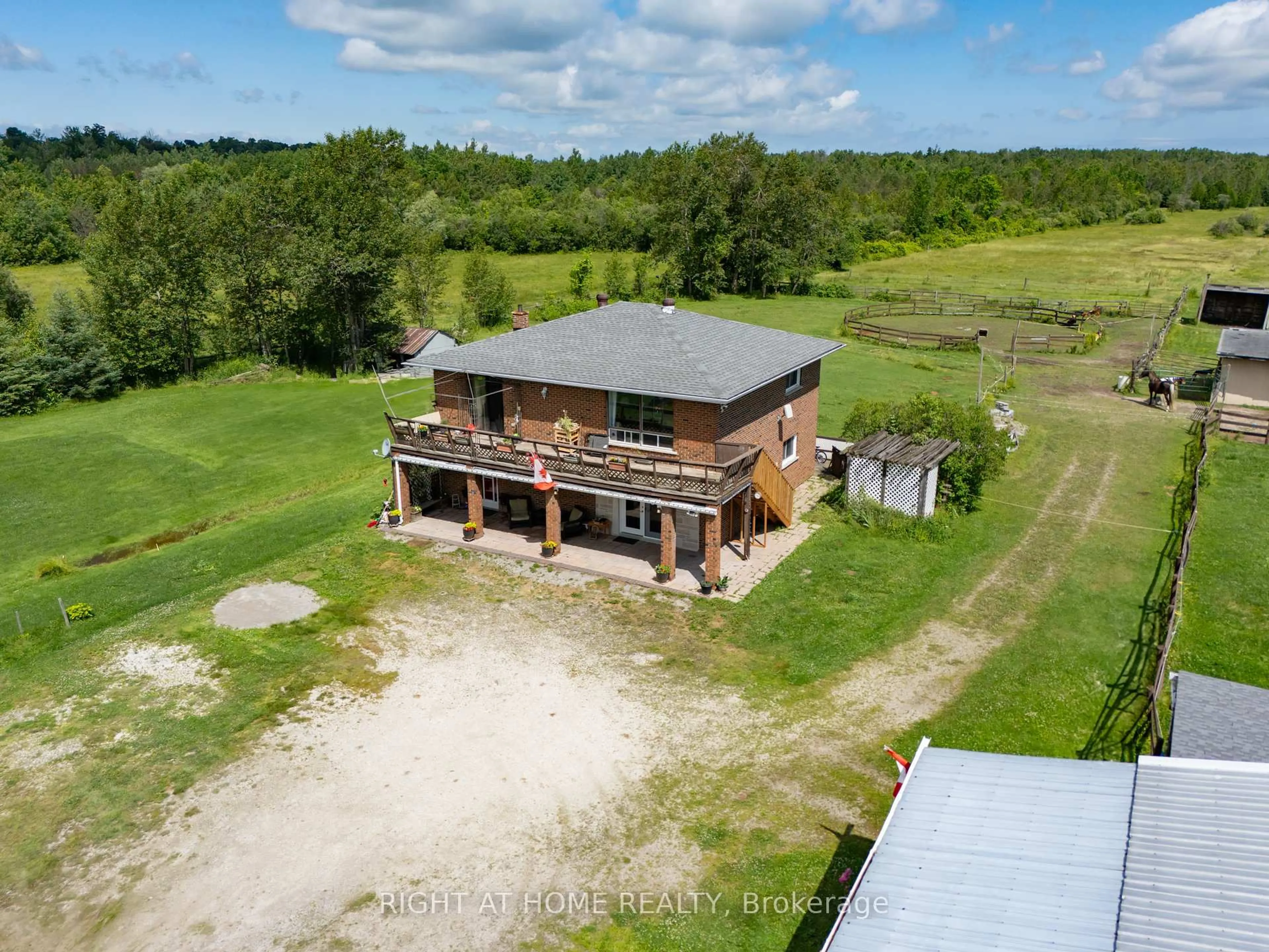 A pic from outside/outdoor area/front of a property/back of a property/a pic from drone, building for 5896 Sunnidale Concession 5 Rd, Clearview Ontario L0M 1N0
